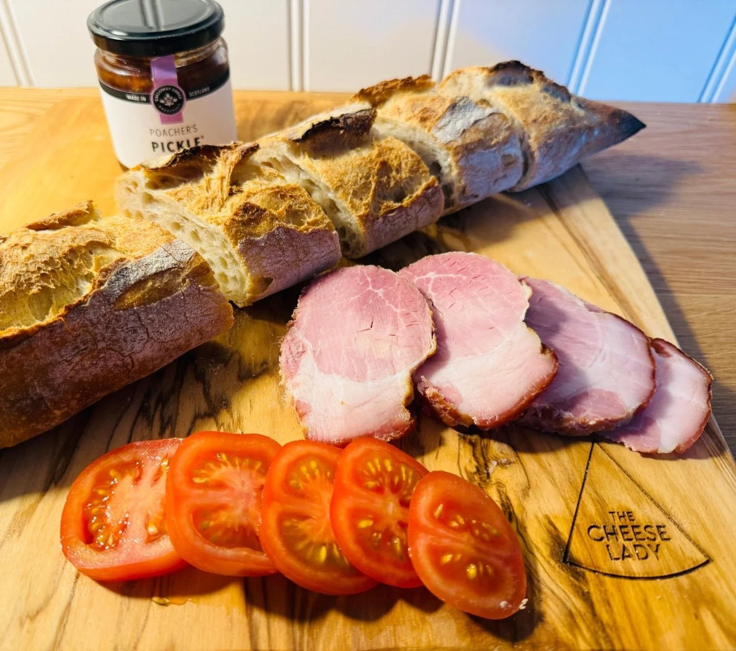 Yes there&rsquo;s lots of varieties of cheese 🧀 to savour @thecheeseladyuk but the shops sell so much more! These olive 🫒 wood cheeseboards @thecheeseladyuk are stunning! Thank you @stationhousebakery for the yummy fresh baguette &amp; these @gallo