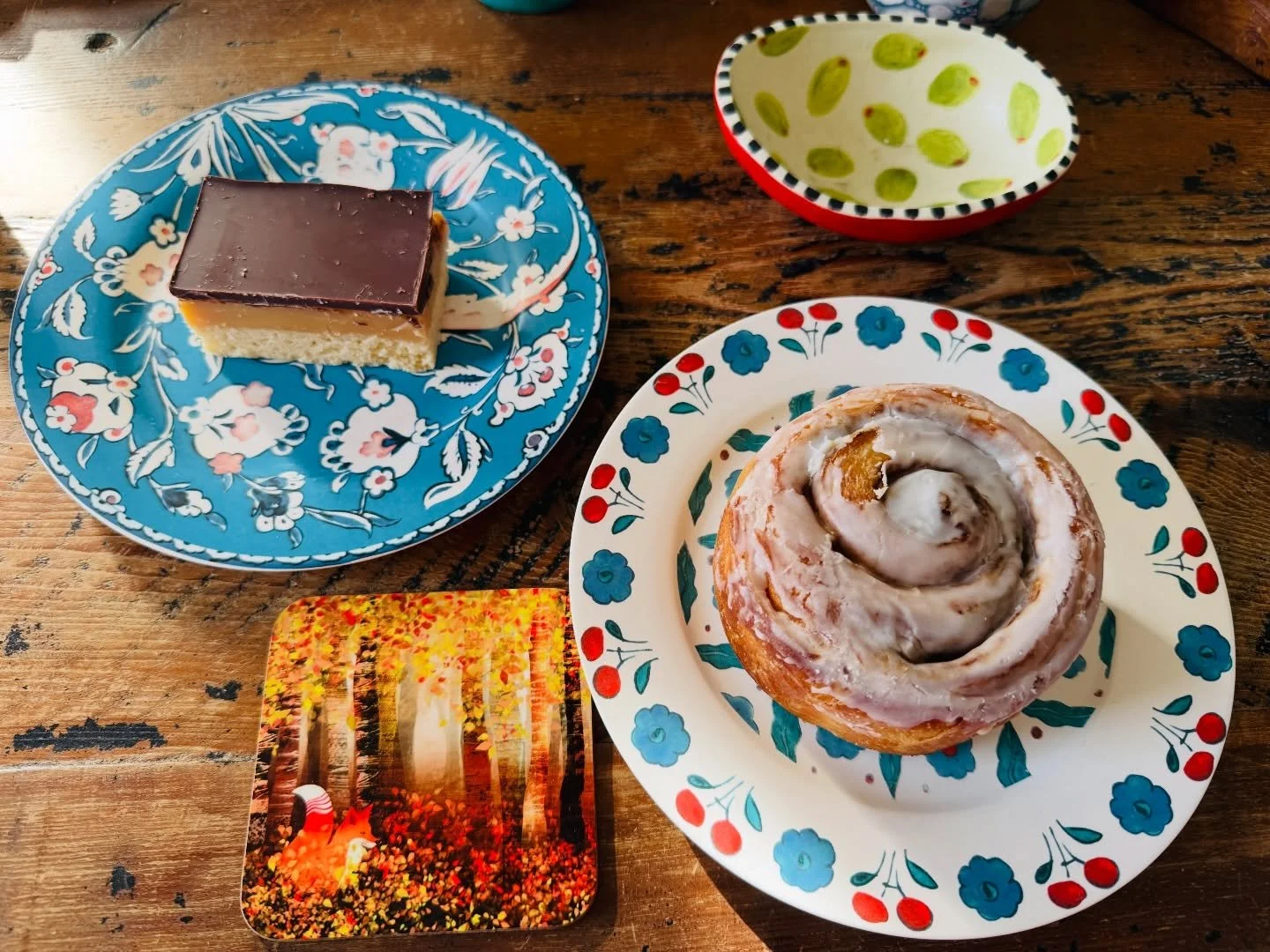 Afternoon tea preparations with cakes @stationhousebakery &amp; coasters @helen_wyllie 🫖 @onevictoriard 🧁 

#haddington
#eastlothian 
#teatime 
#visiteastlothian 
#goodfood
@tillyramsay
@loftcafebakery