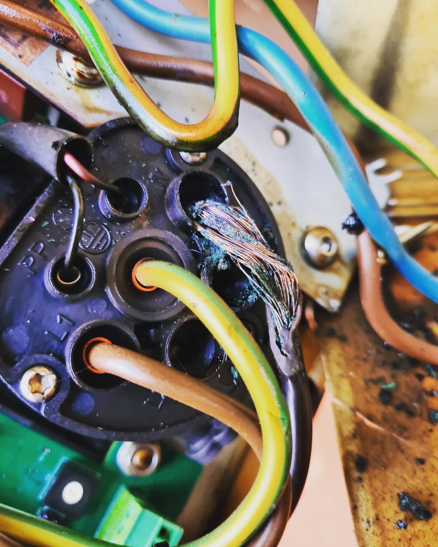 Another day, another electrical connection that need fixing!
#electricalengineering#electricalcontractor#suffolkelectrician#wiring#electrician#electrical#eastgreenelectrical#wire#contractor