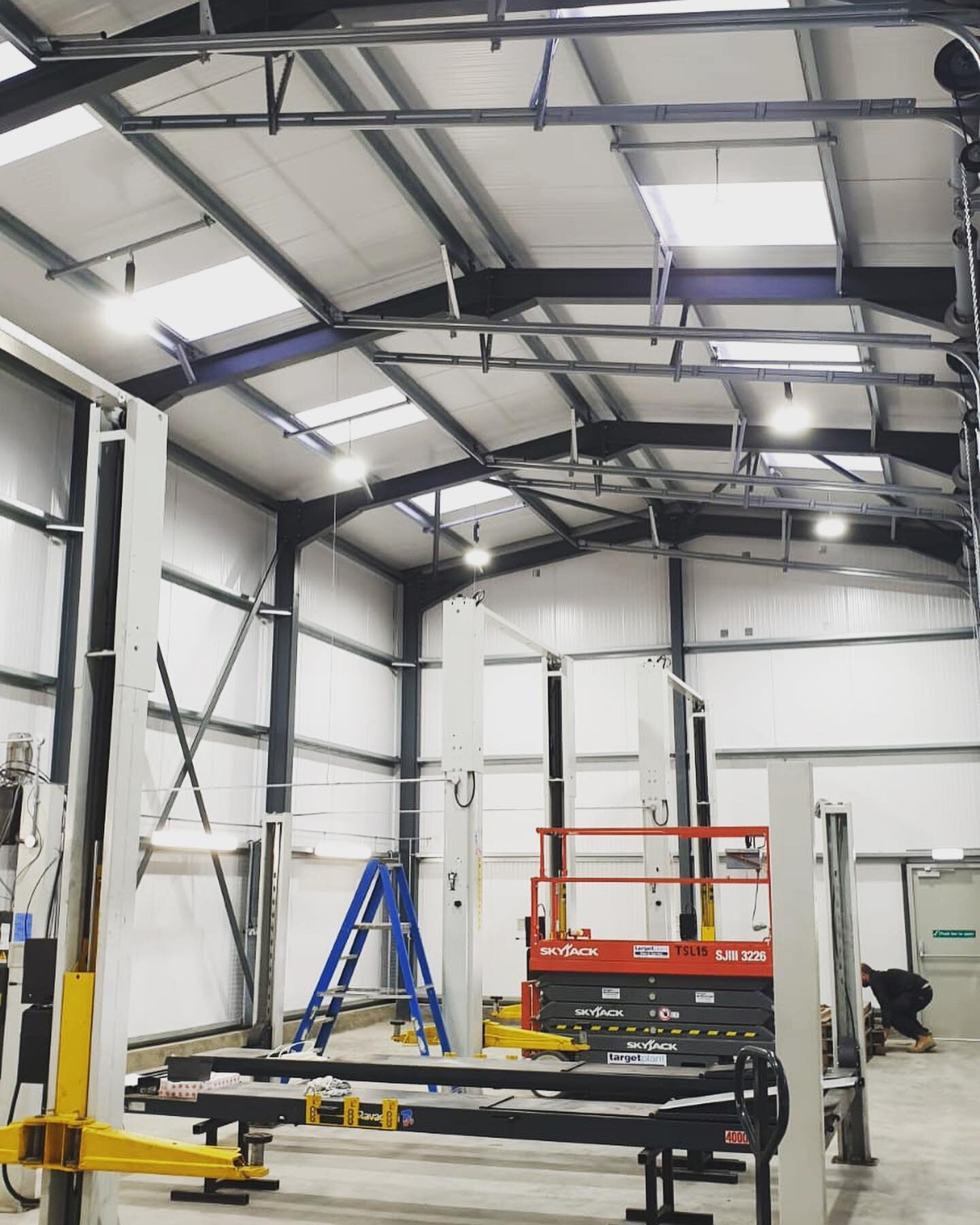 Brand new LED lighting and electrics in new workshop for Vehicle Repairs! 💡

#ledlights#workshop#workshoptime#garagegoals#lightroom#lighting#electrician#electricalcontractor#suffolkbusiness#smallbusinessuk#energyefficiency