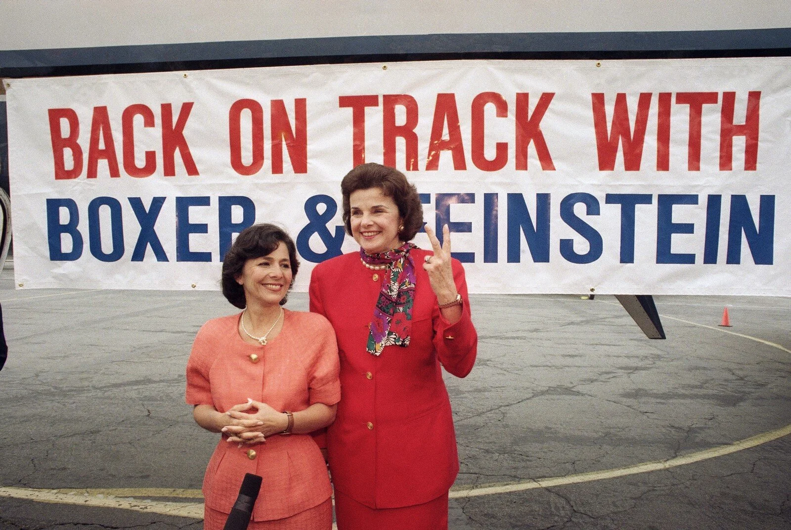 Los demócratas del Senado de California Barbara Boxer y Dianne Feinstein en Los Ángeles, 3 de junio de 1992. Associated Press.