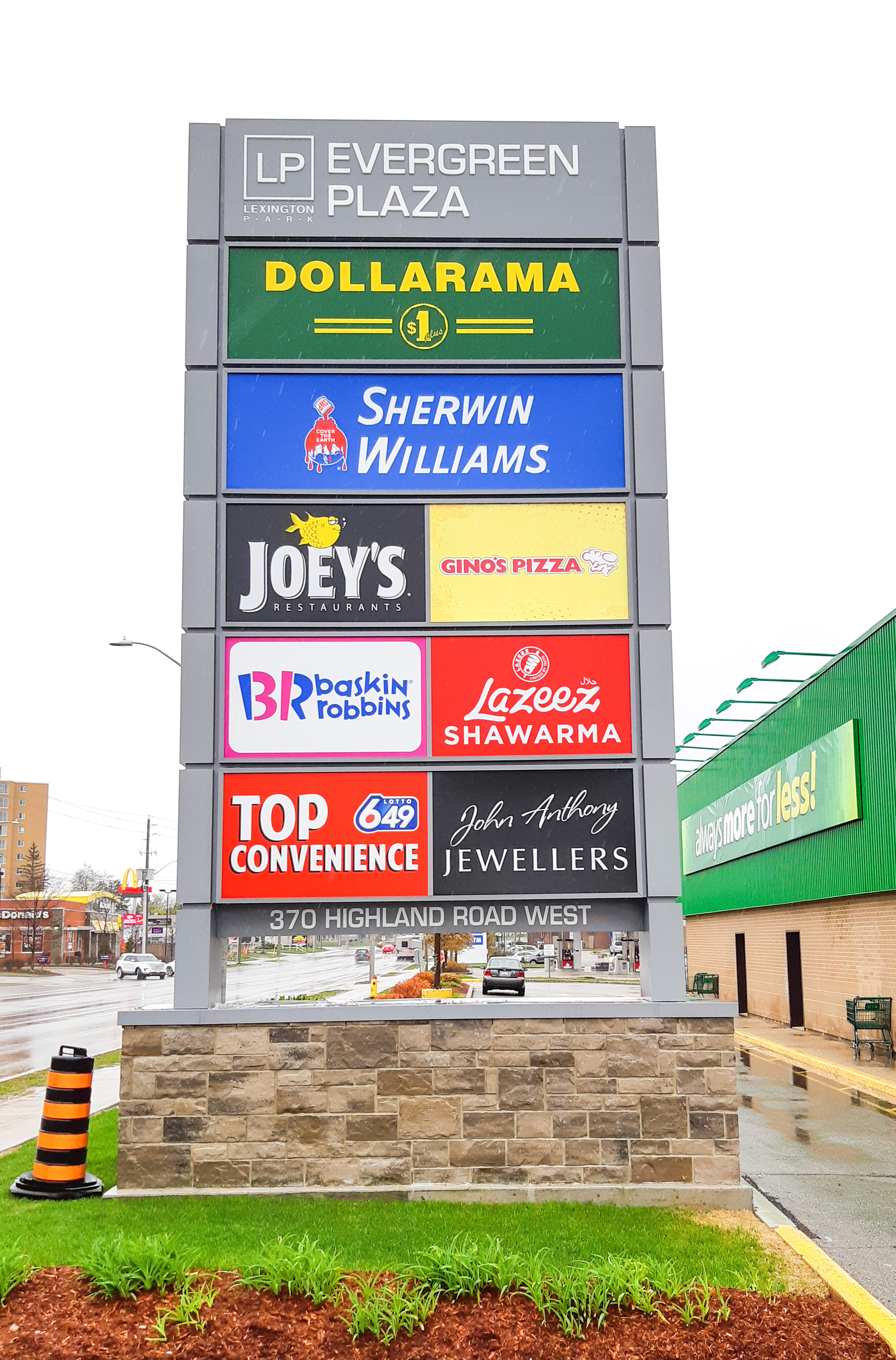 Signum_PylonSigns_EvergreenPlazaKitchener.jpg