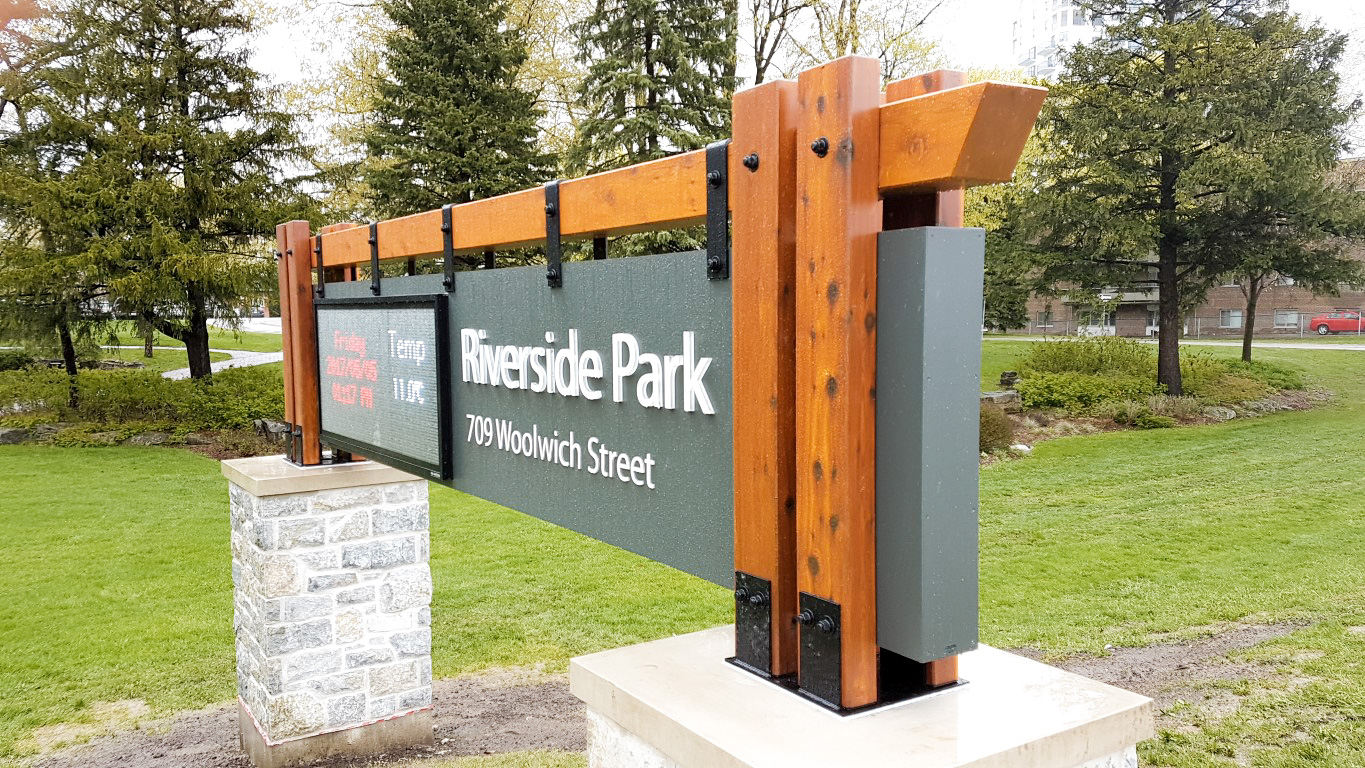 Signum_PylonSigns_RiversideParkGuelph.jpg