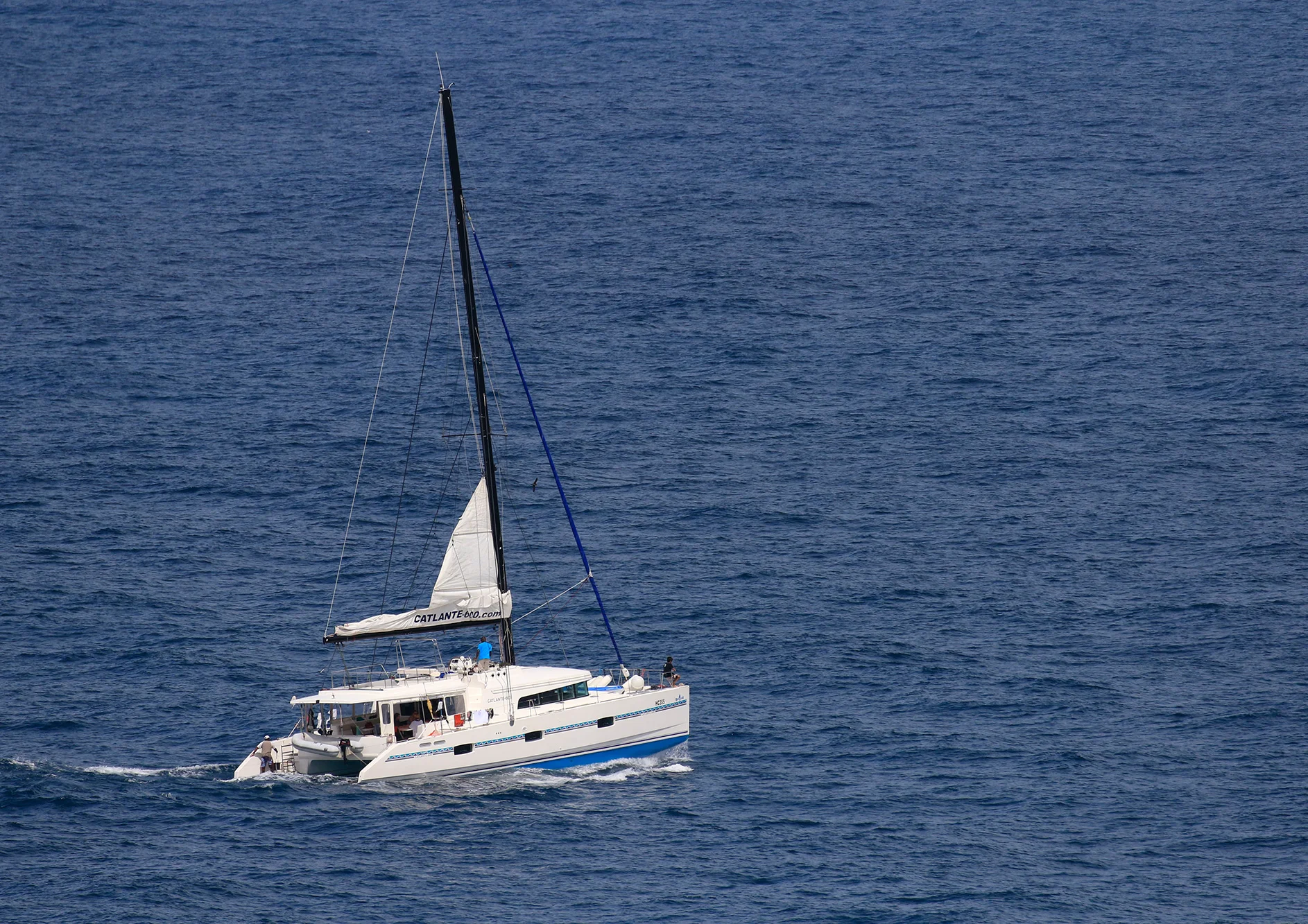 Location de catamaran dans l'océan près de l'île de Cousine, Seychelles