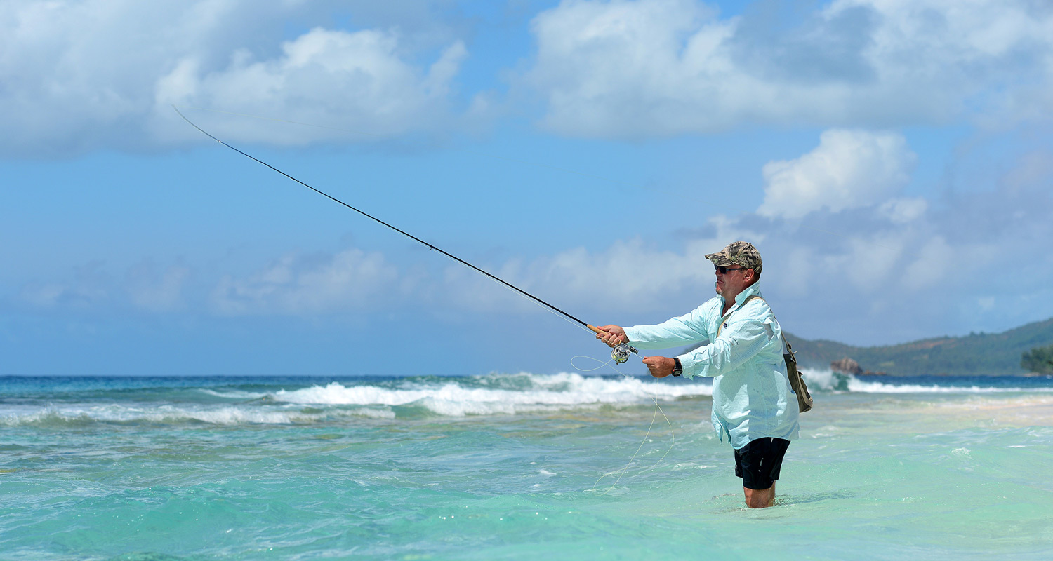 Pêchez depuis le rivage ou réservez une excursion de pêche en haute mer depuis l'île Cousine