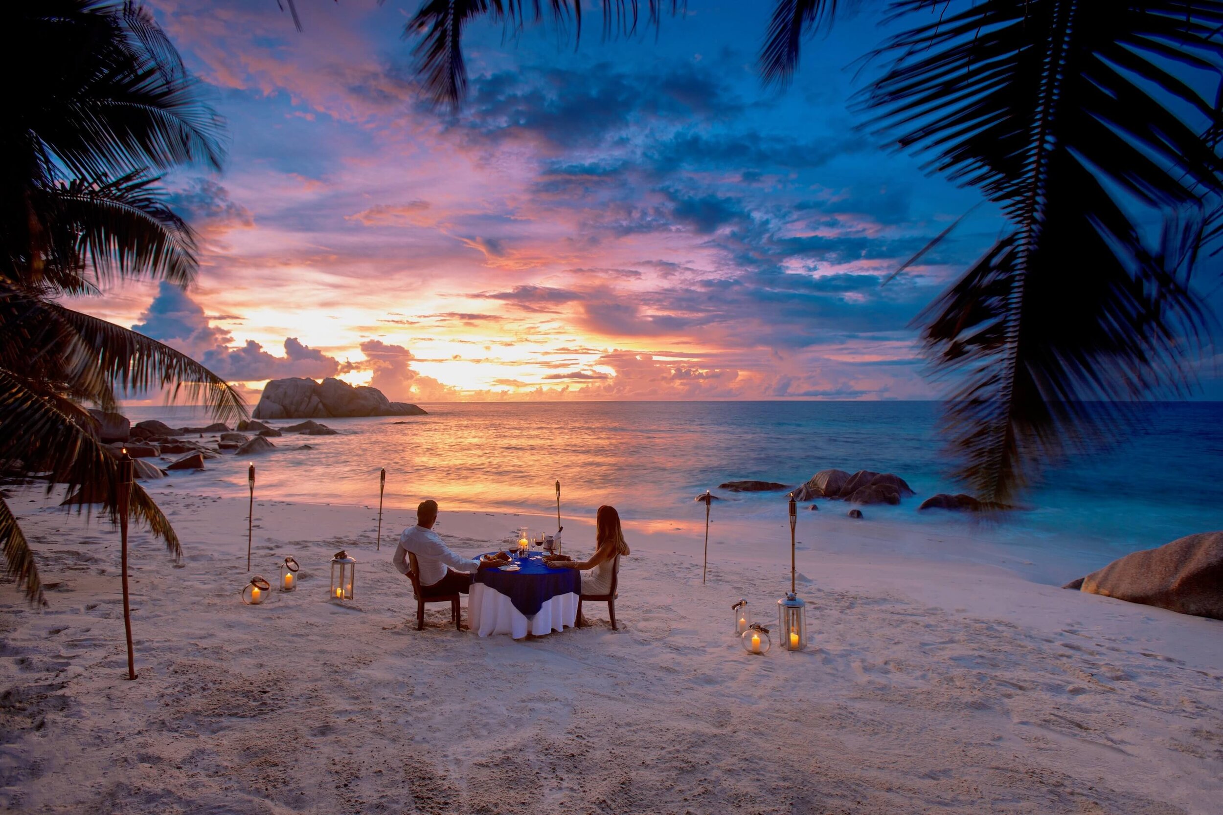 Частный, романтический ужин на пляже на Кузинном острове.