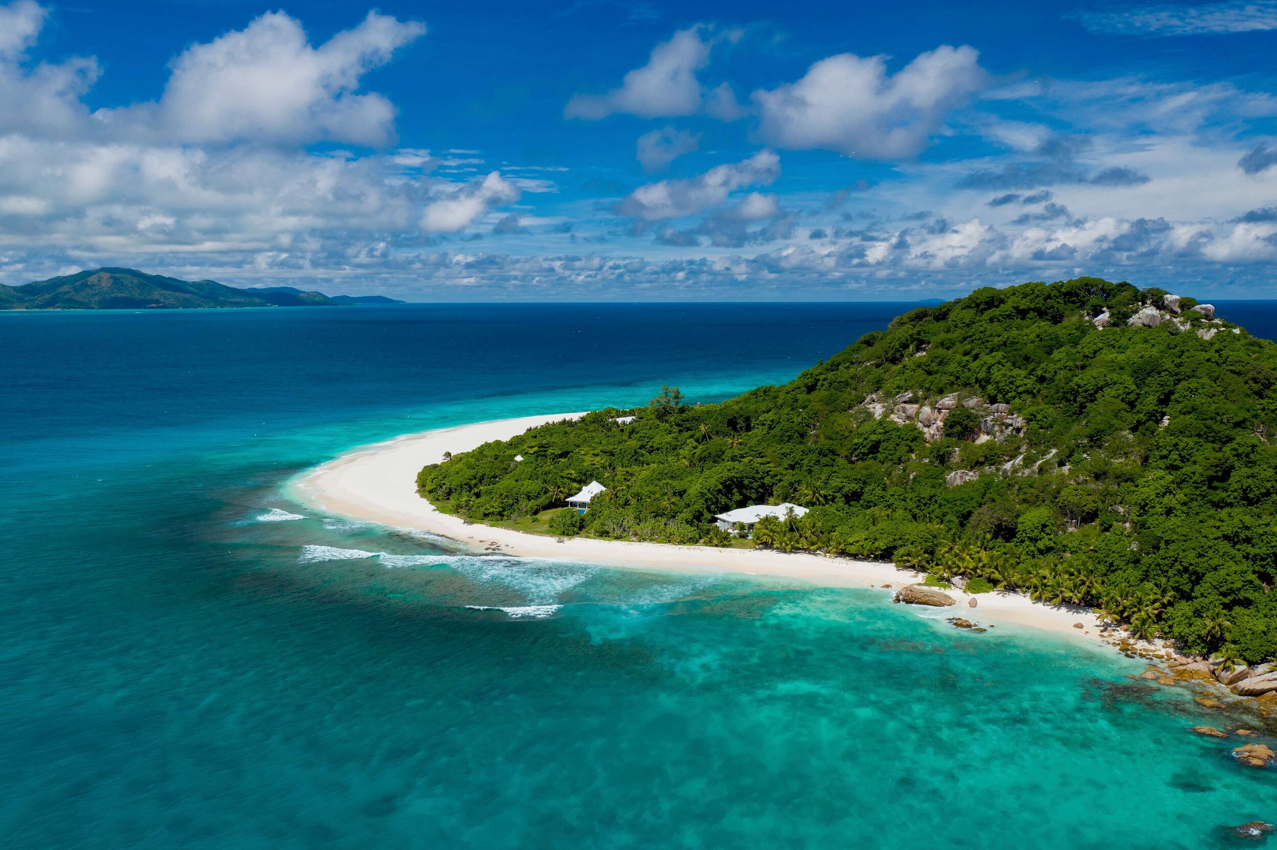 Остров Кузина расположен на Сейшельских островах.