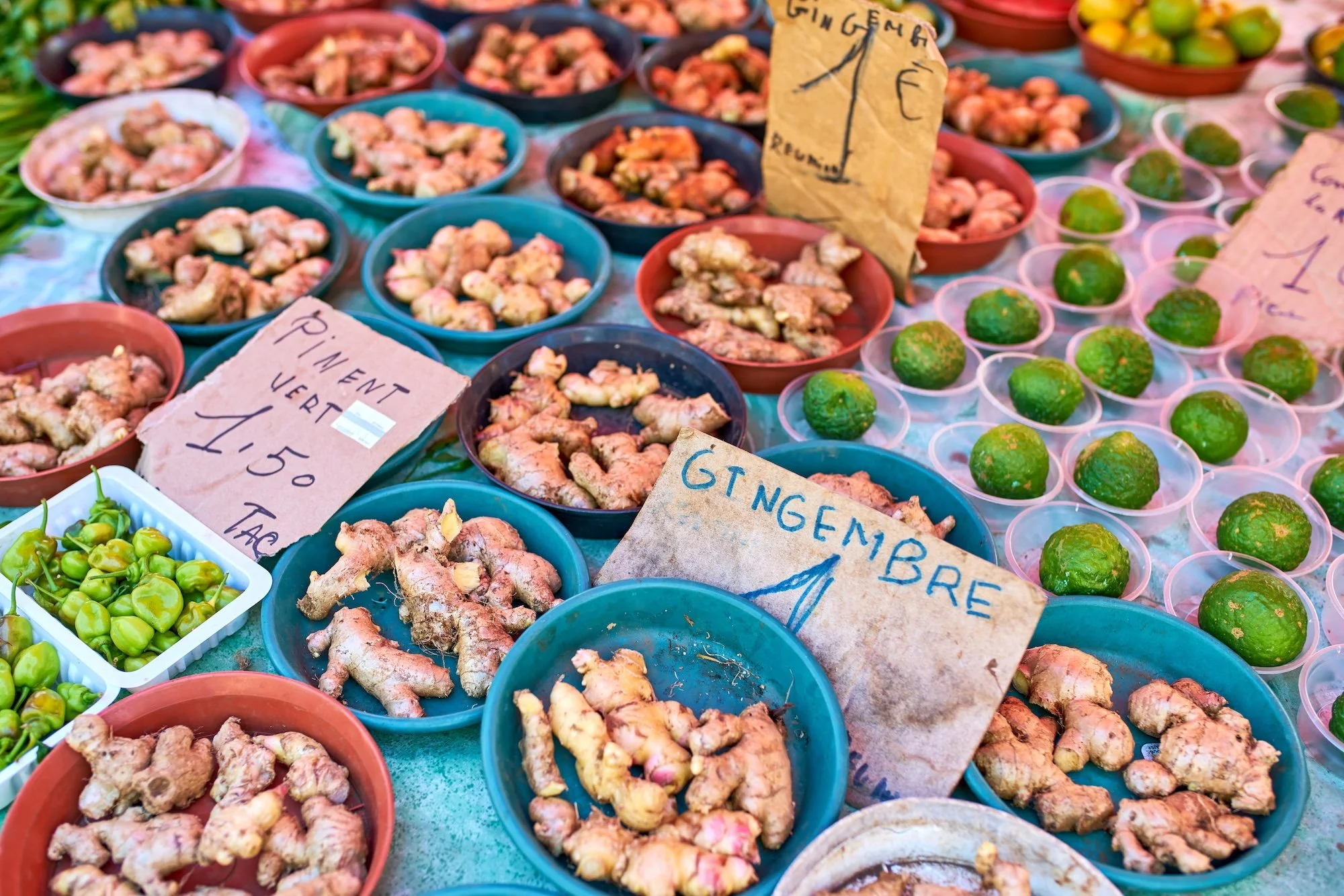 Épices fraîches utilisées dans les plats créoles traditionnels sur un marché des Seychelles