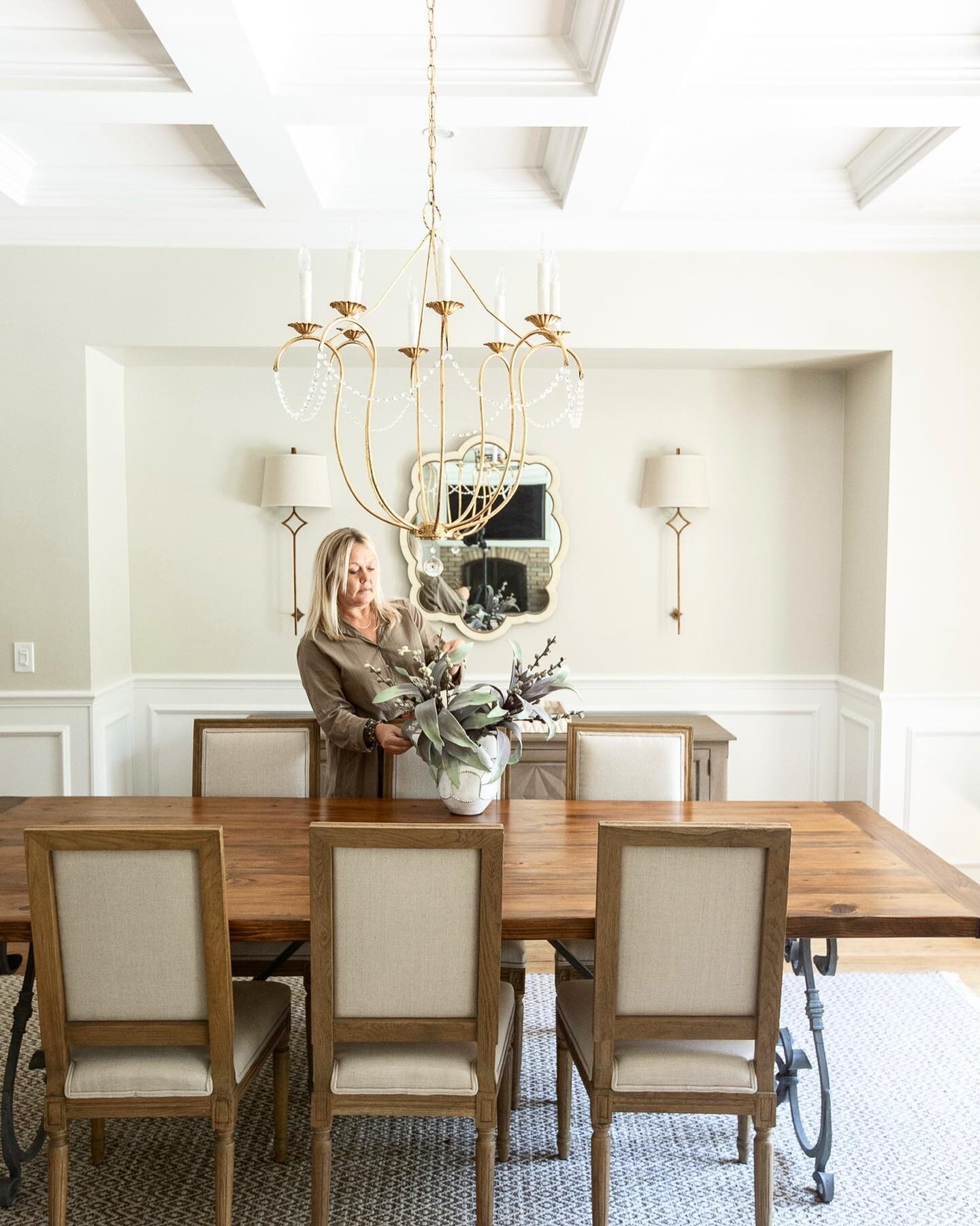 I love adding those special accents that make a living space extra special and unique.

#livingspaces #loveyourhome #uniquedesigns #designyourhome #phoenixdesign #phoenixdesigner #azdesign #azdesigner #diningspace @rachelsmak