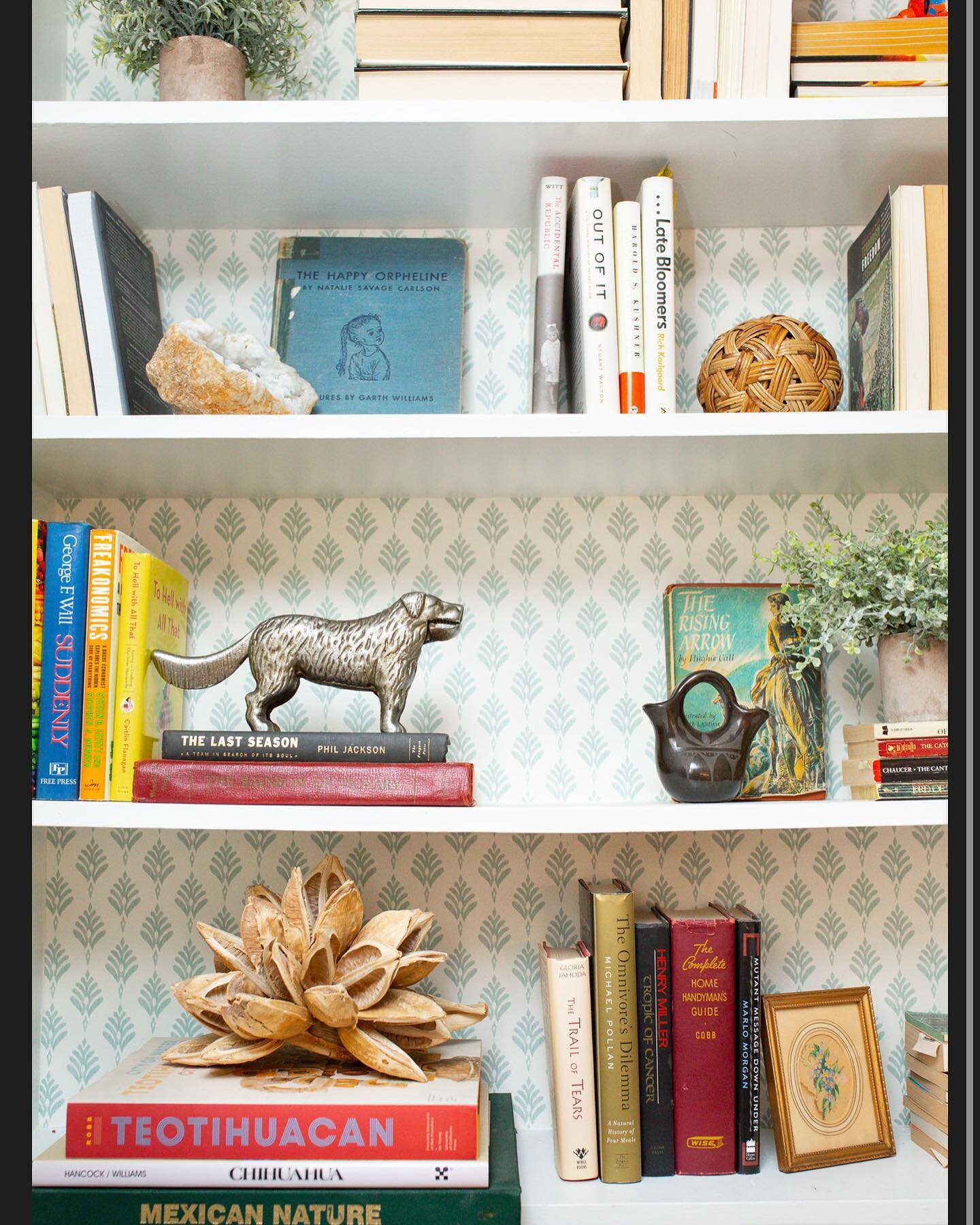 We kept the integrity of these lovely, quaint bookshelves and updated them with a darling block print wallpaper!
#wallpaper #wallpaperiseverything #wallpaperdecor #bookshelvesofinstagram #designmoments #phoenixdesign #phoenixdesigner #azdesign #azdes