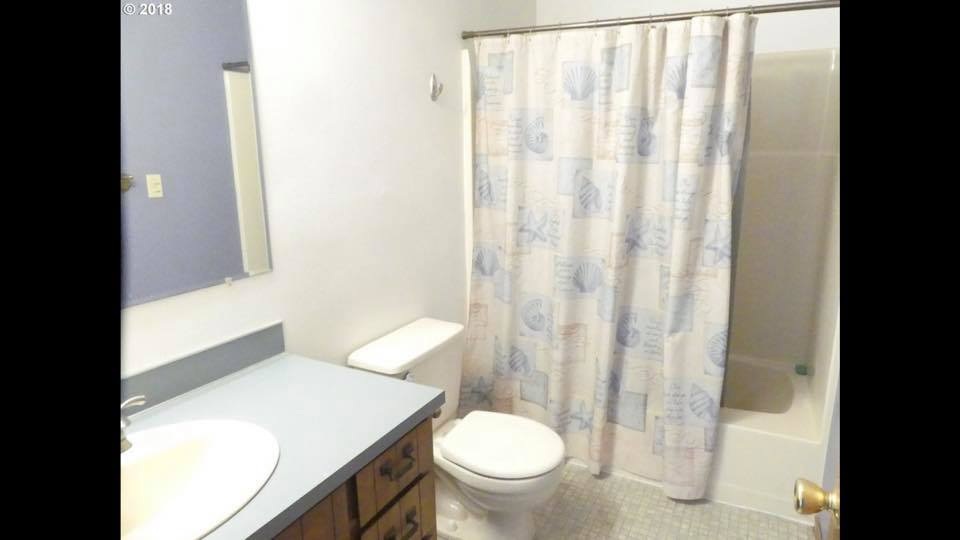 Bathroom Before 1.jpg