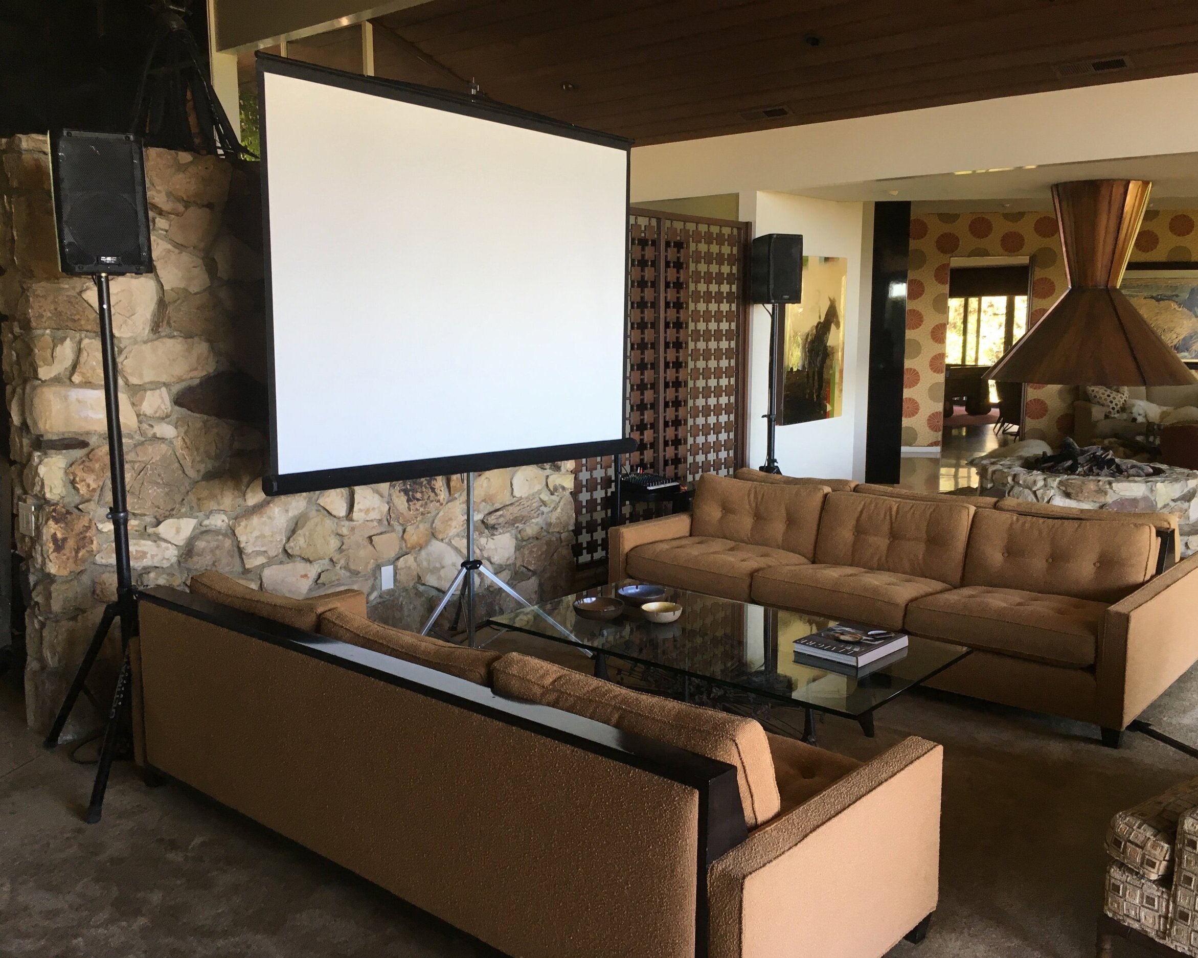 7FT TRIPOD PROJECTION SCREEN