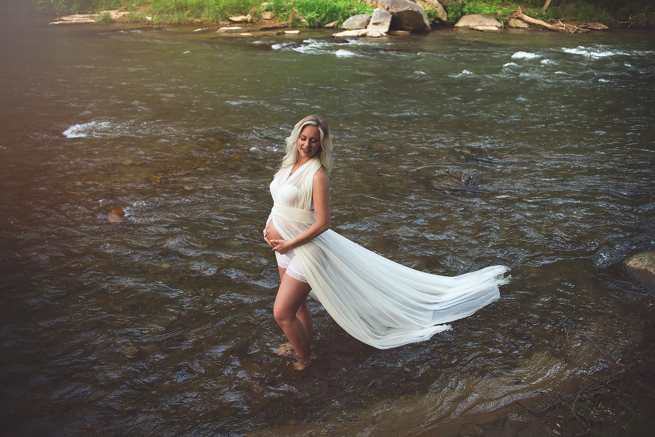 outdoor maternity photos - harford county photographer