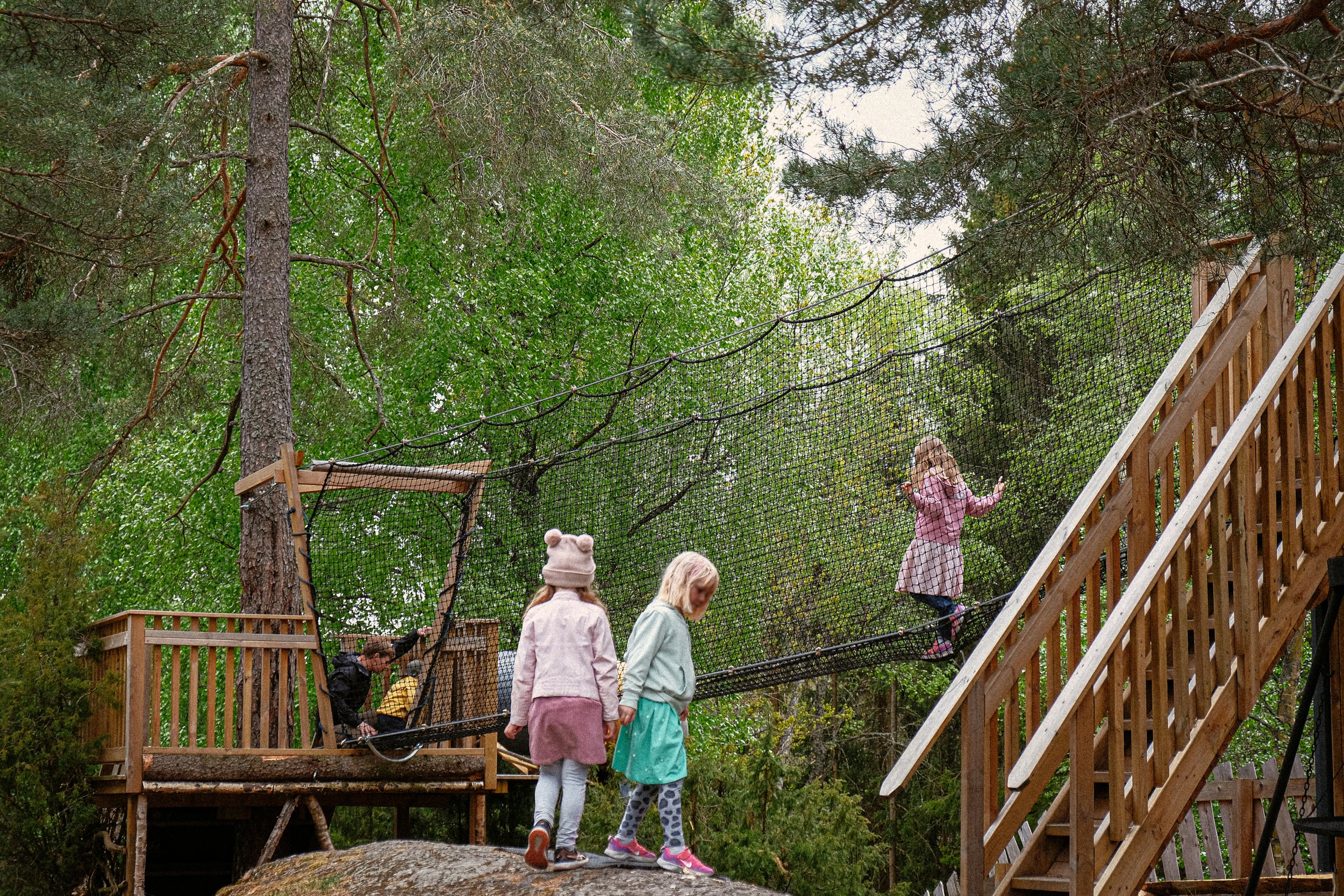 superskogen jenter på stein.jpg