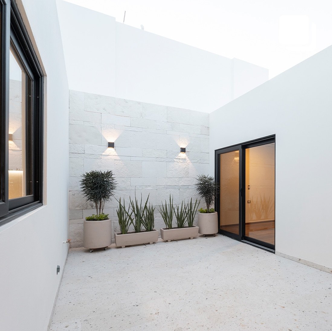 Dise&ntilde;o de fachada exterior | Residencial 
#aureaarquitectura
📩Contacto: contacto@aurearq.mx
_______ 

#arquitectura #arquitecturamexicana  #tradicionmexicana #aurea #arquitecturacontemporanea #arquitecto #arquitecturaydiseno #aureadise&ntilde