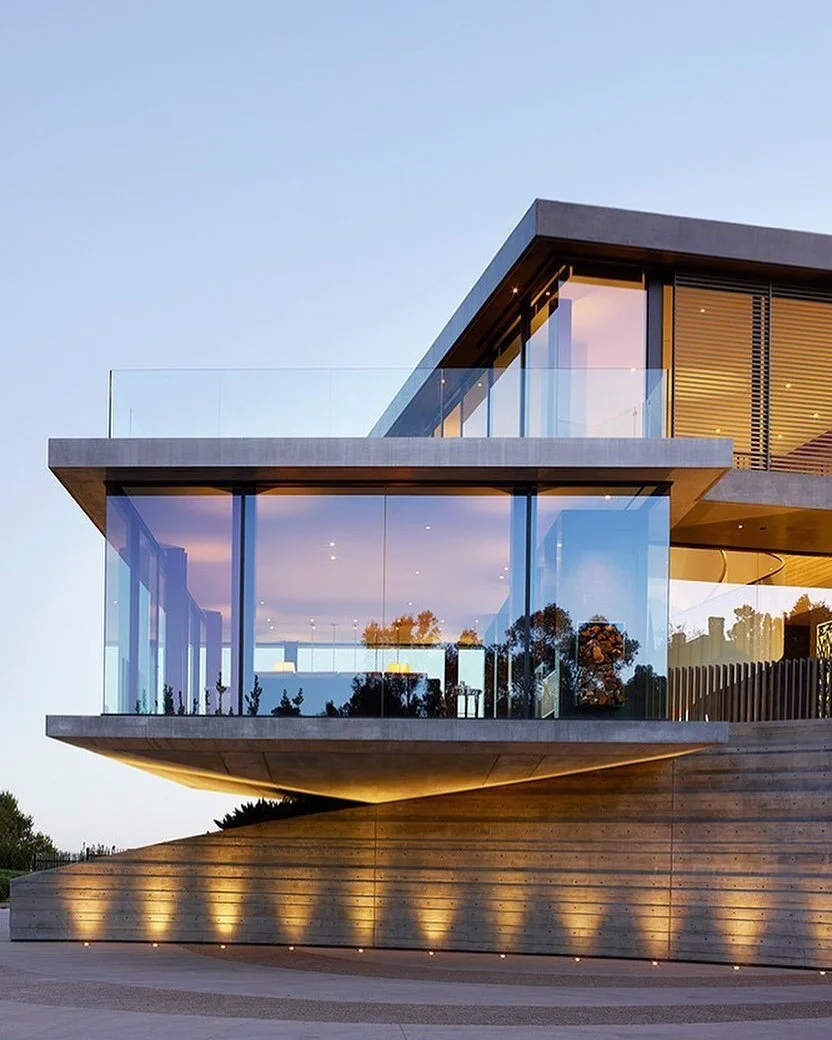 We&rsquo;re always on the lookout for cool innovative exterior designs! Check this out. What are your thoughts on this beautiful estate? COMMENT BELOW your favorite feature and tell us why! Grant Kirkpatrick, the architect of @_kaa_design designed th