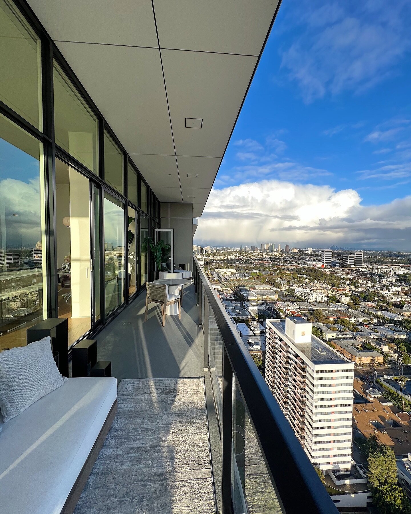 Luxury Rentals in LA 🛋🪴

These luxurious apartments offer a range of premium features such as expansive balconies for indoor/outdoor living, stunning ocean, city, and mountain views, and open floor plans.

The units come equipped with top-of-the-li
