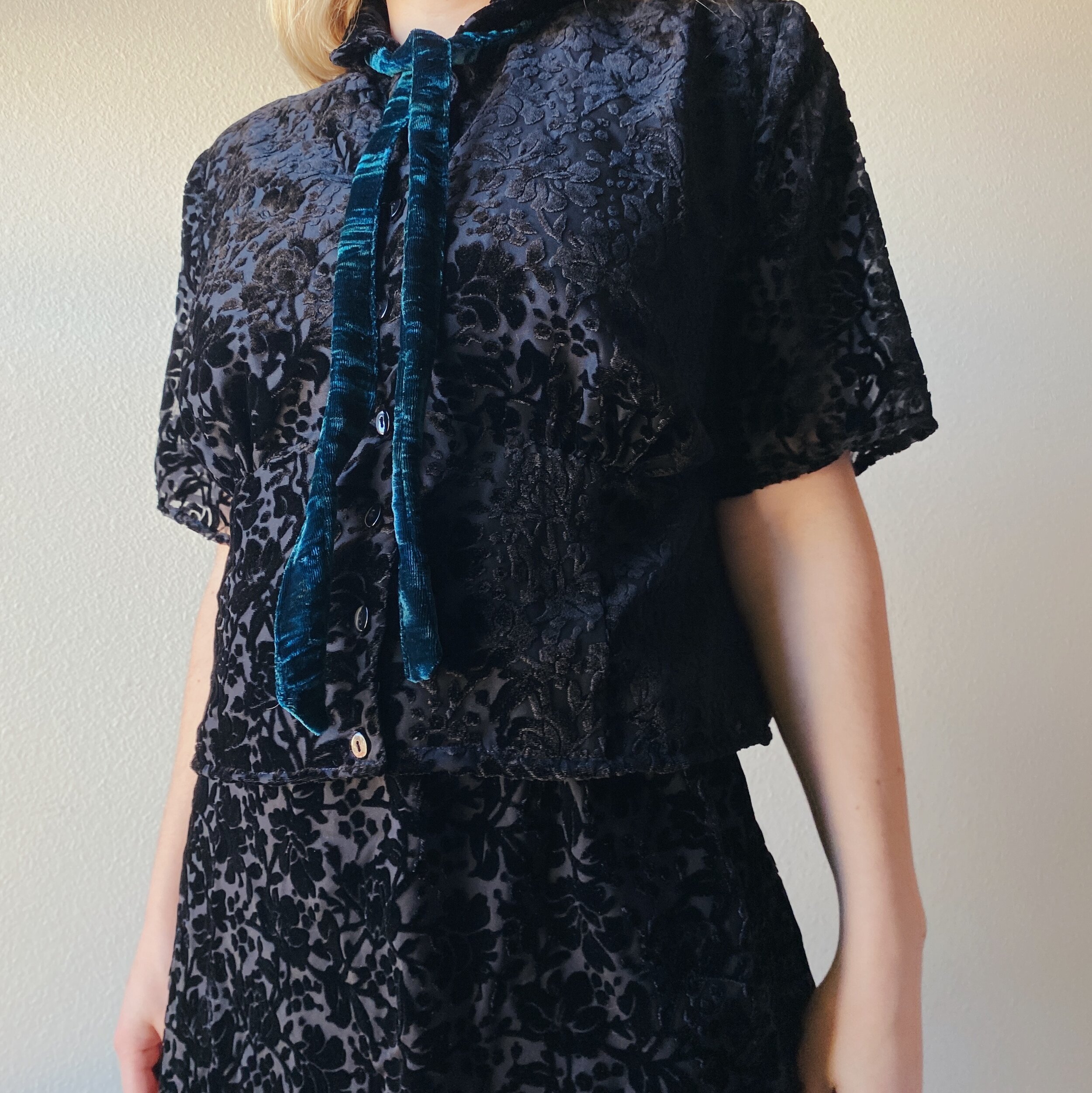 Button Up Tie Floral Velvet Pattern Tee (L)