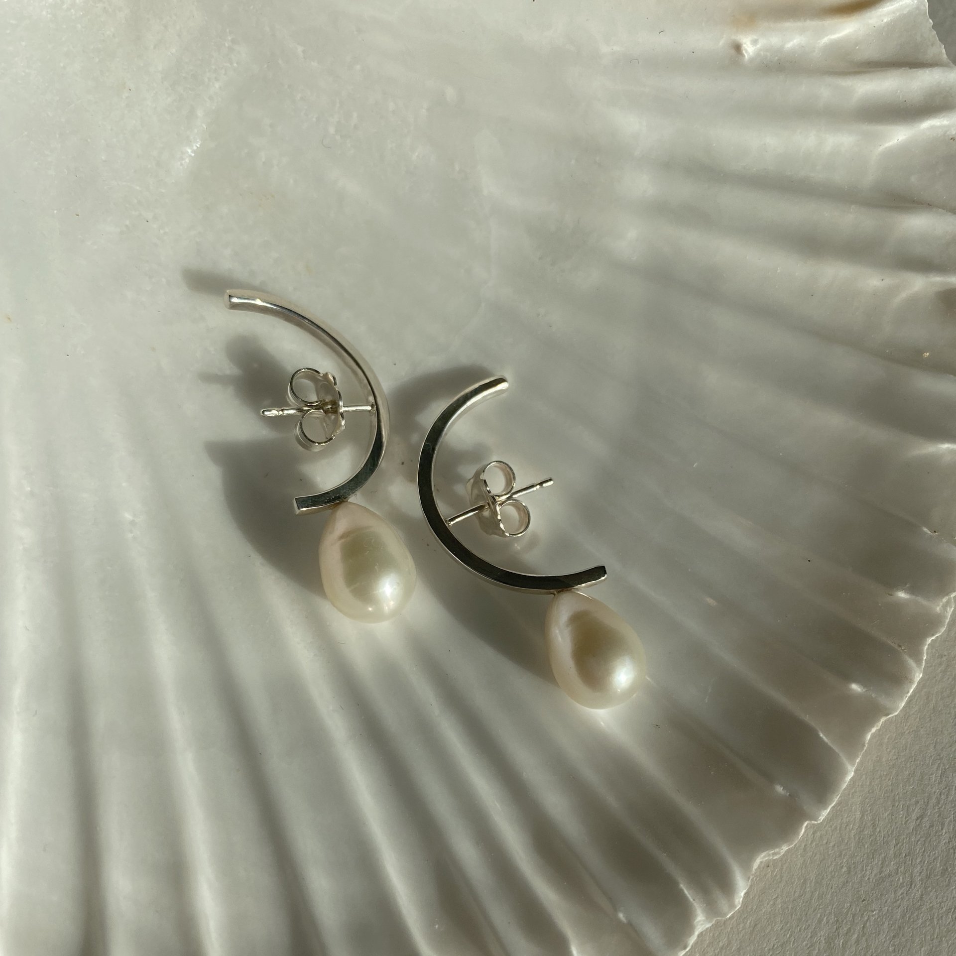 maalo-jewellery-bespoke-Pearl_Earcuffs-silver