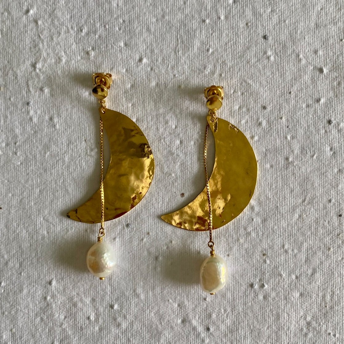maalo_jewellery-bespoke-bridal_moon_pearl_earrings-gold_vermeil