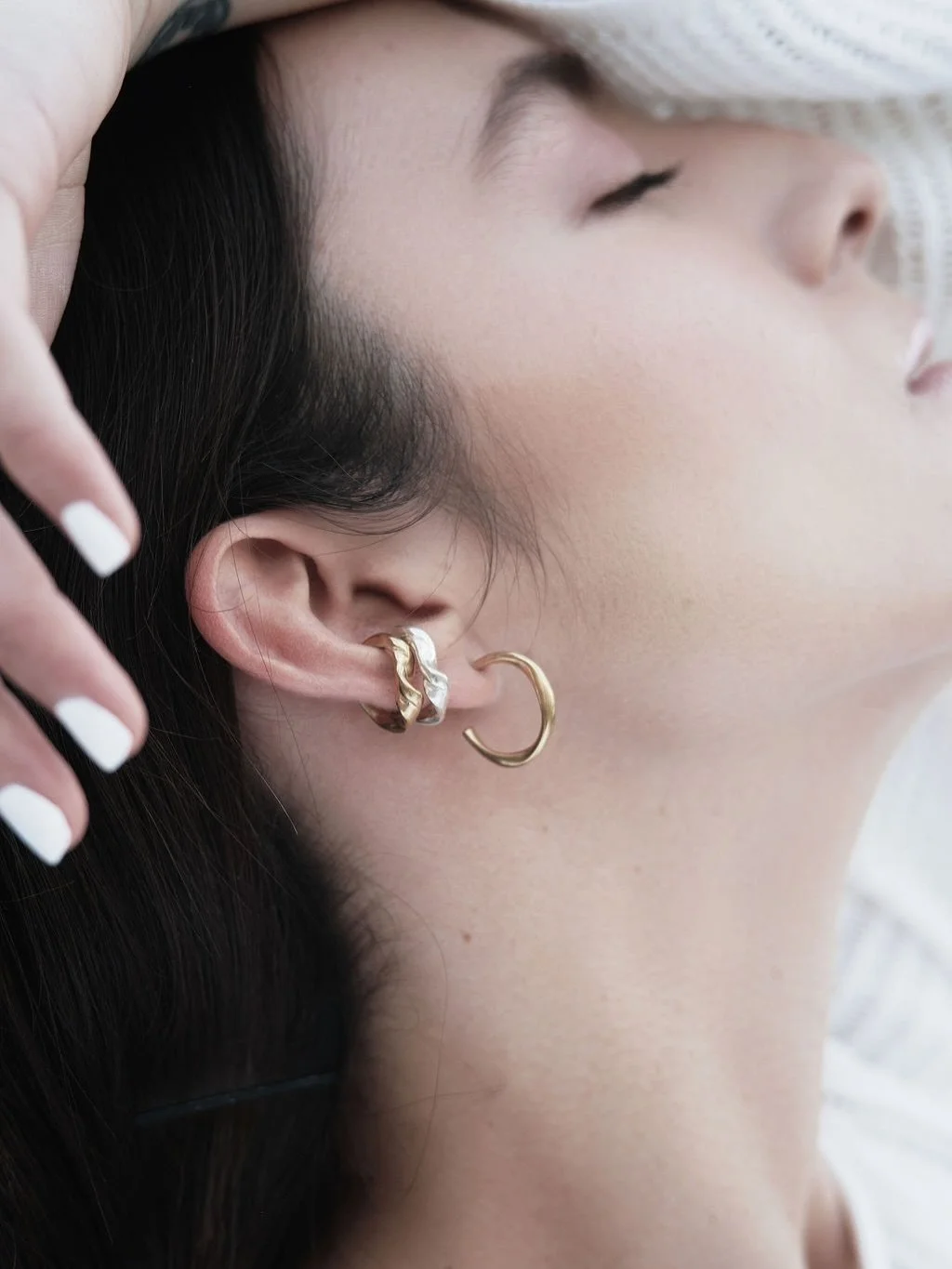 Like a landscape you can wear&hellip; The Bacalar Ear Cuff draws from aerial views of the Lagoon of the Seven Colours in Mexico 🌀. Its sculptural, organic form wraps around the ear like a natural formation, catching the light from every angle.

Desi