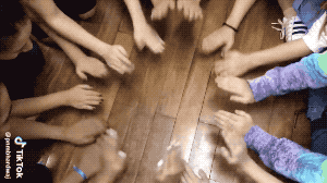 tik-tok-hands.2019-08-17 20_23_15.gif