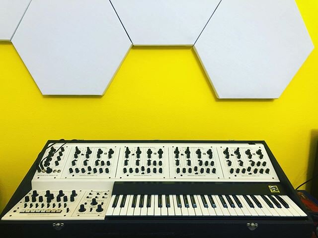All systems go!!! 🚀 ✨
1970&rsquo;s Oberheim Fvs-1
Brought back to life by @austinsynthlabs and @switchedonaustin .
.
.
M
.
O
.
O
.
N
.
L
.
A
.
B
.
S
.
.
.
#synthstudio 
#synthesizer #synthesizers #synthstudio #recordingstudio #austintexas #atxstudio