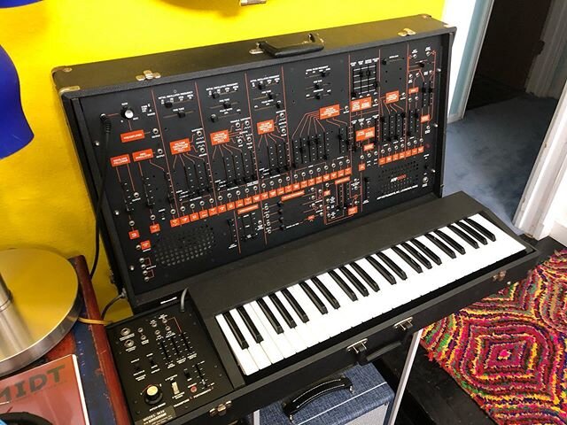 For all the ✨SYNTH✨ lovers out there!!! who would like to add a little vintage flavor to their tune??✨👌🏻
We are happy to announce our sound replacement services!! Midi to hardware sound replacement and wav file FX processing 😎 
Send us your tracks