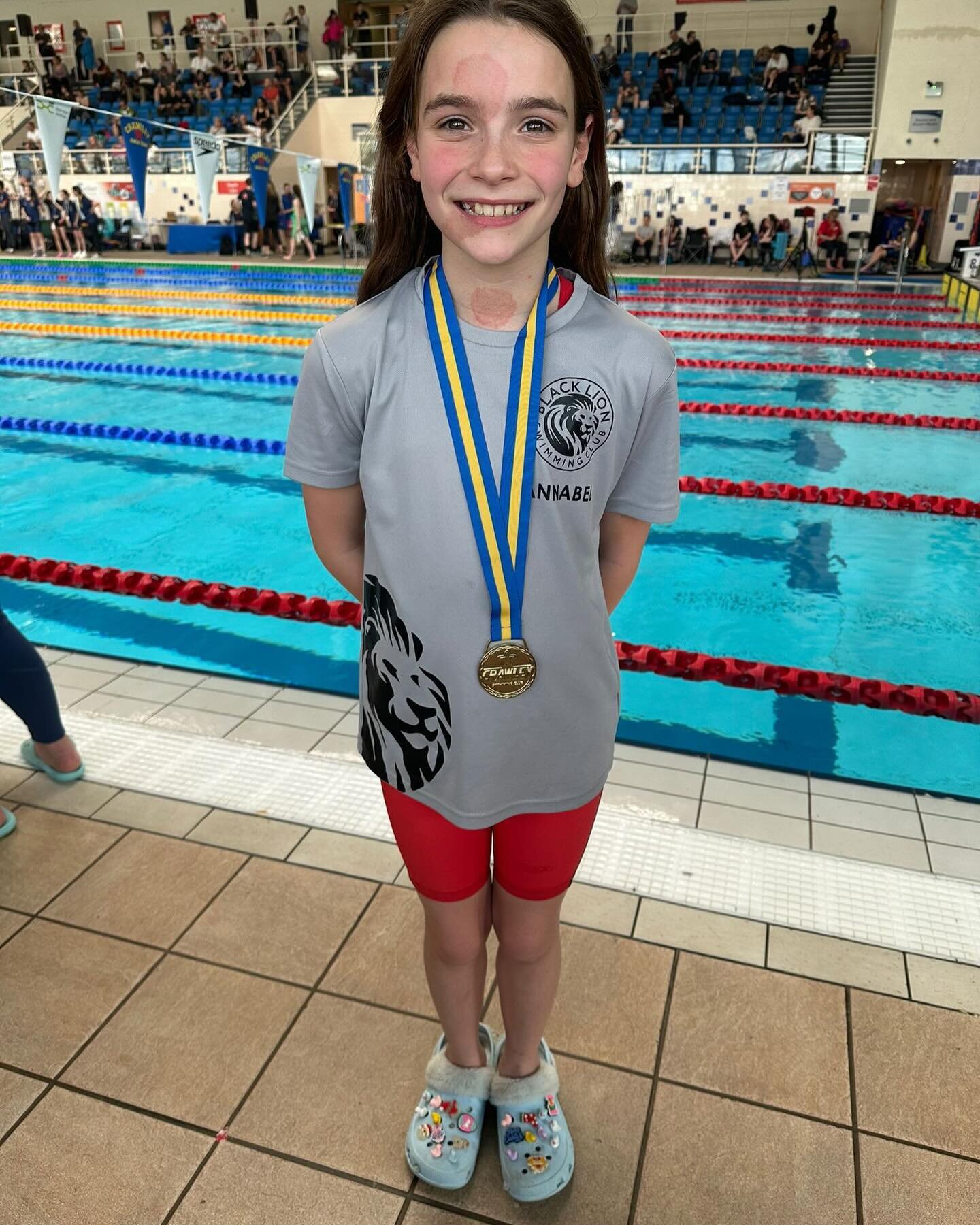 A fantastic weekend of swimming at @crawleysc spring L1 meet 💪🏊🏻&zwj;♀️🏊🏻&zwj;♂️ lots of great swims, PBs and medals! Look at Annabel&rsquo;s smile with that chunky GOLD medal for her awesome swim in the 100m back 🙌💪🥇
#competitiveswimming #co