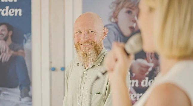 @askejuul aka Aske Juul Lassen bliver interviewet af @vibekedb /Vibeke Daell Bjerrum p&aring; @folkemoedet_official P+&rsquo;s stand om bogen &ldquo;De nye gamle&rdquo;. 
Jeg m&oslash;dtes med Aske lige inden, hvor vi blev enige om at tage fat p&arin