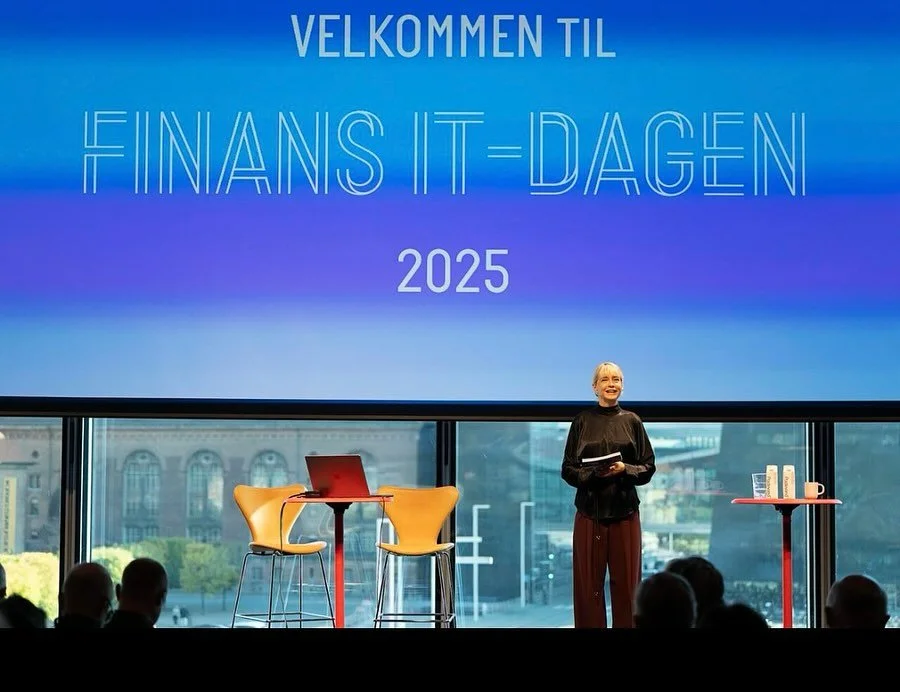 @mariehoest / Marie H&oslash;st p&aring; Finans IT-dagen d.29.9.25 arrangeret af @finansforbundetdk /Finansforbundet. 
Fotograf: Claus Bech
Alt klappede og gik op i en h&oslash;jere enhed - ogs&aring; tidsplanen som ofte skrider ;-)

#it #AI #Finans 