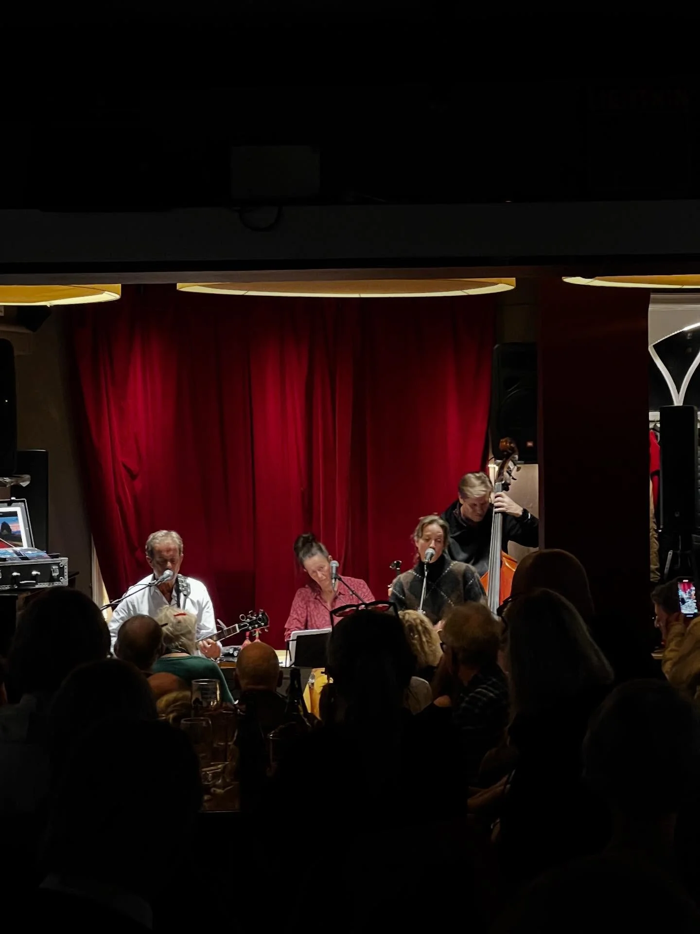 Sk&oslash;n ny nordisk Bossa Nova p&aring; @jazzcup.cph  i Gothersgade m Sagild &amp; Rowedder i fredags. Full house og sj&aelig;lden s&oslash;d stemning. Kan bookes her sk@kiercom.dk

#jazz #bossanova #loungemusic #sologvarme #musik @kimsagild