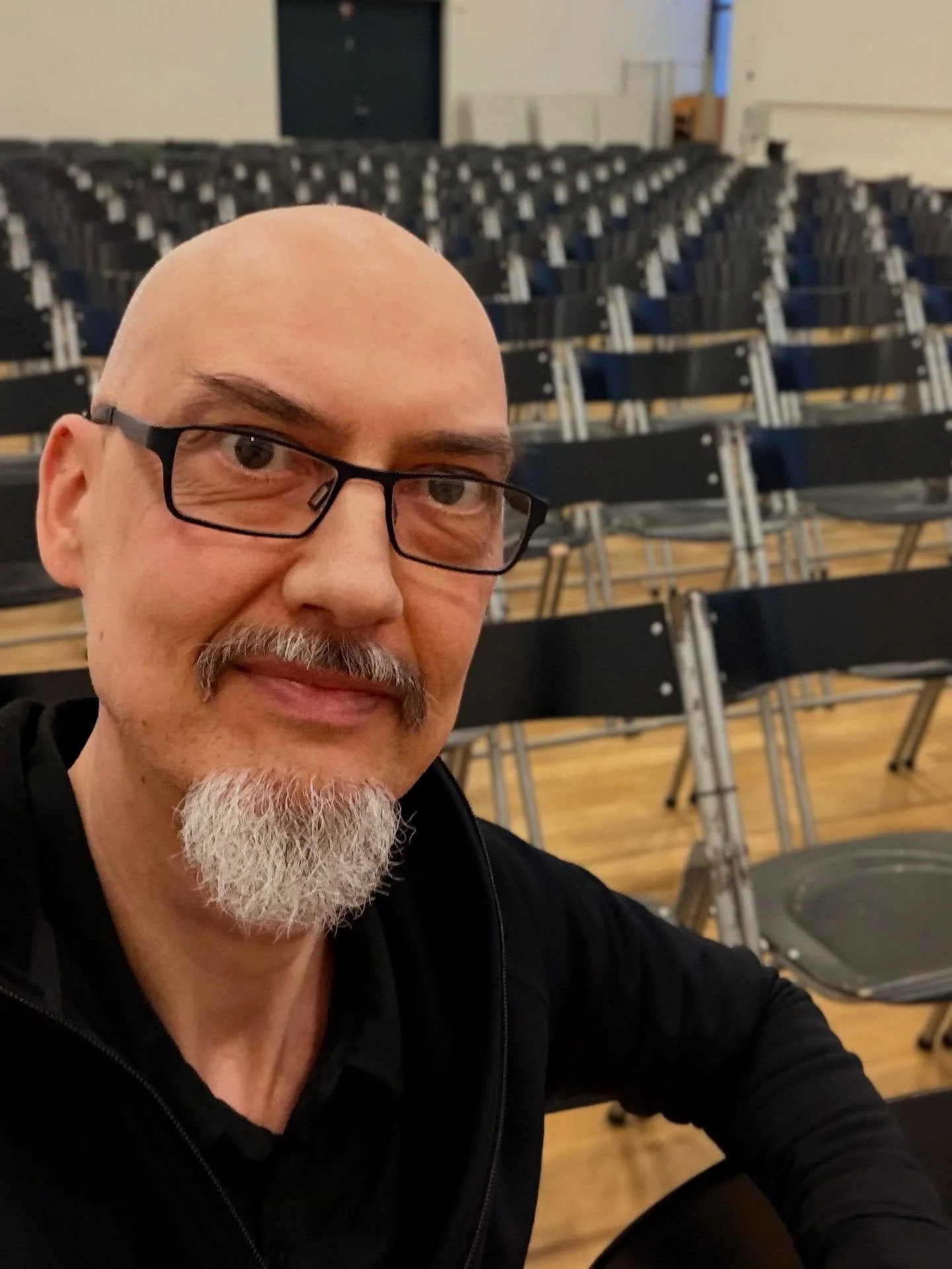 @Anders H&oslash;eg Nissen er tilbage i &ldquo;stalden&rdquo; efter en pause. 
I g&aring;r talte han om AI p&aring; @videndjurs - her stilhed f&oslash;r stormen 👍

Som noget nyt kan han bookes til at k&oslash;re en Techwiz - en teknologi g&aelig;tte