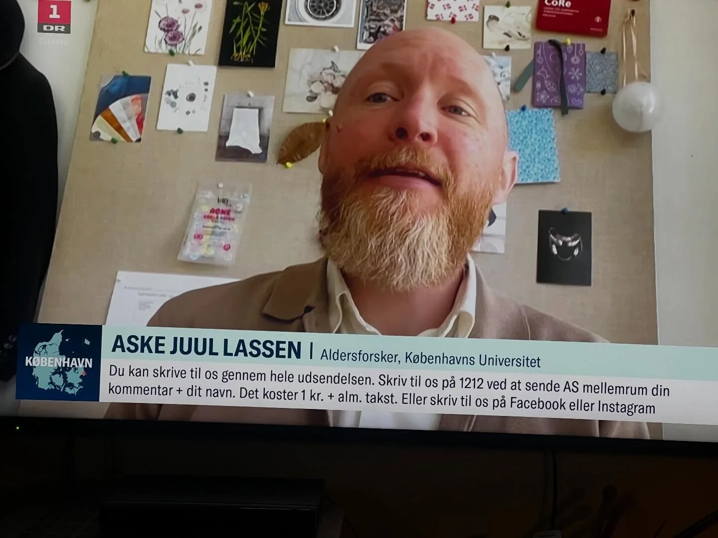 Nu er alder igen p&aring; alles l&aelig;ber🧡ikke mindst pga @hotelromantik / Hotel Romantik p&aring; @drtv_dr 
Her er det aldersforsker Aske Juul Lassen der bliver interviewet. Han er foruden forsker, foredragsholder og har bl.a. skrevet bogen De ny