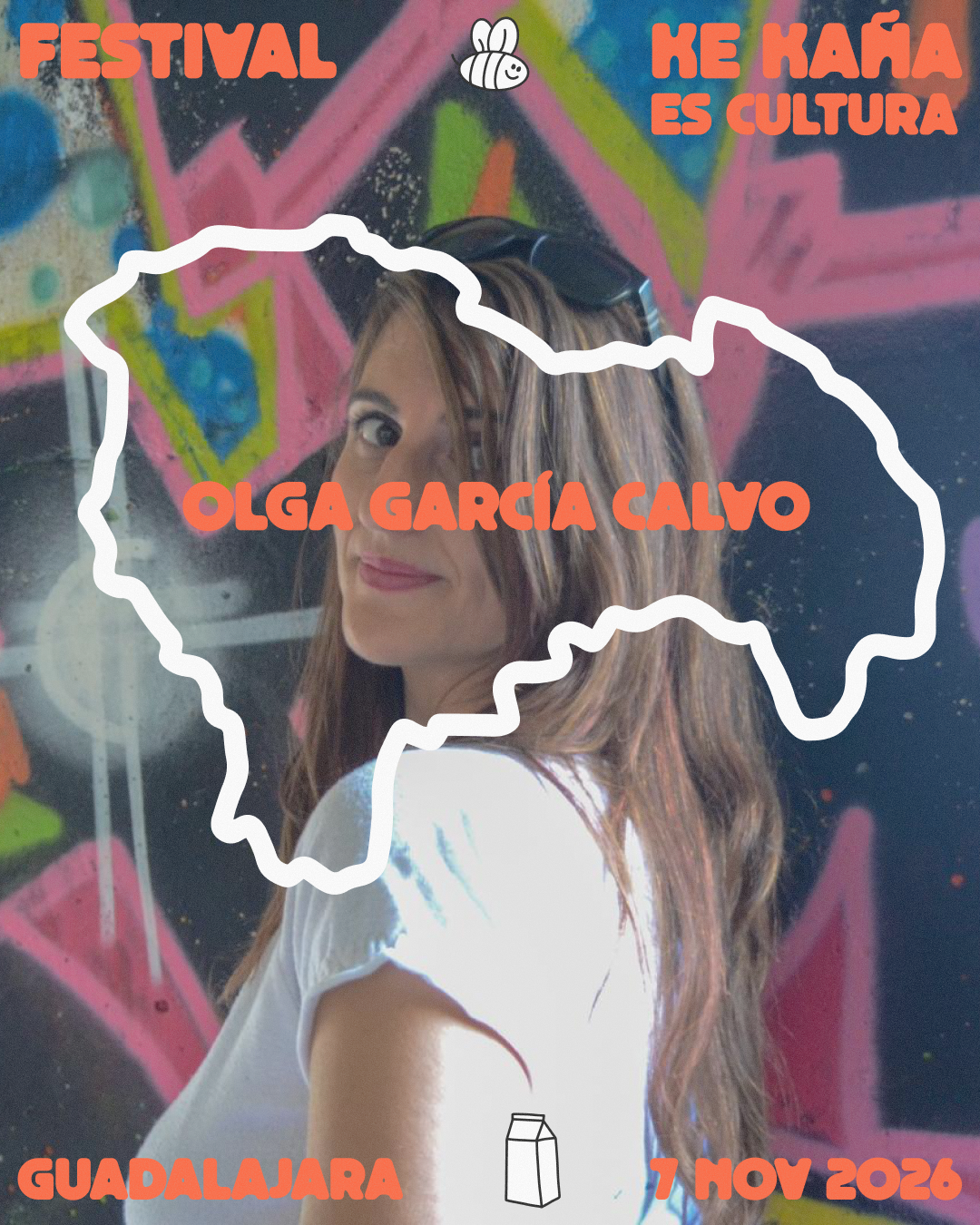 Fotografía de la pintora GC Olga posando delante de un muro con graffiti colorido, artista confirmada del festival.