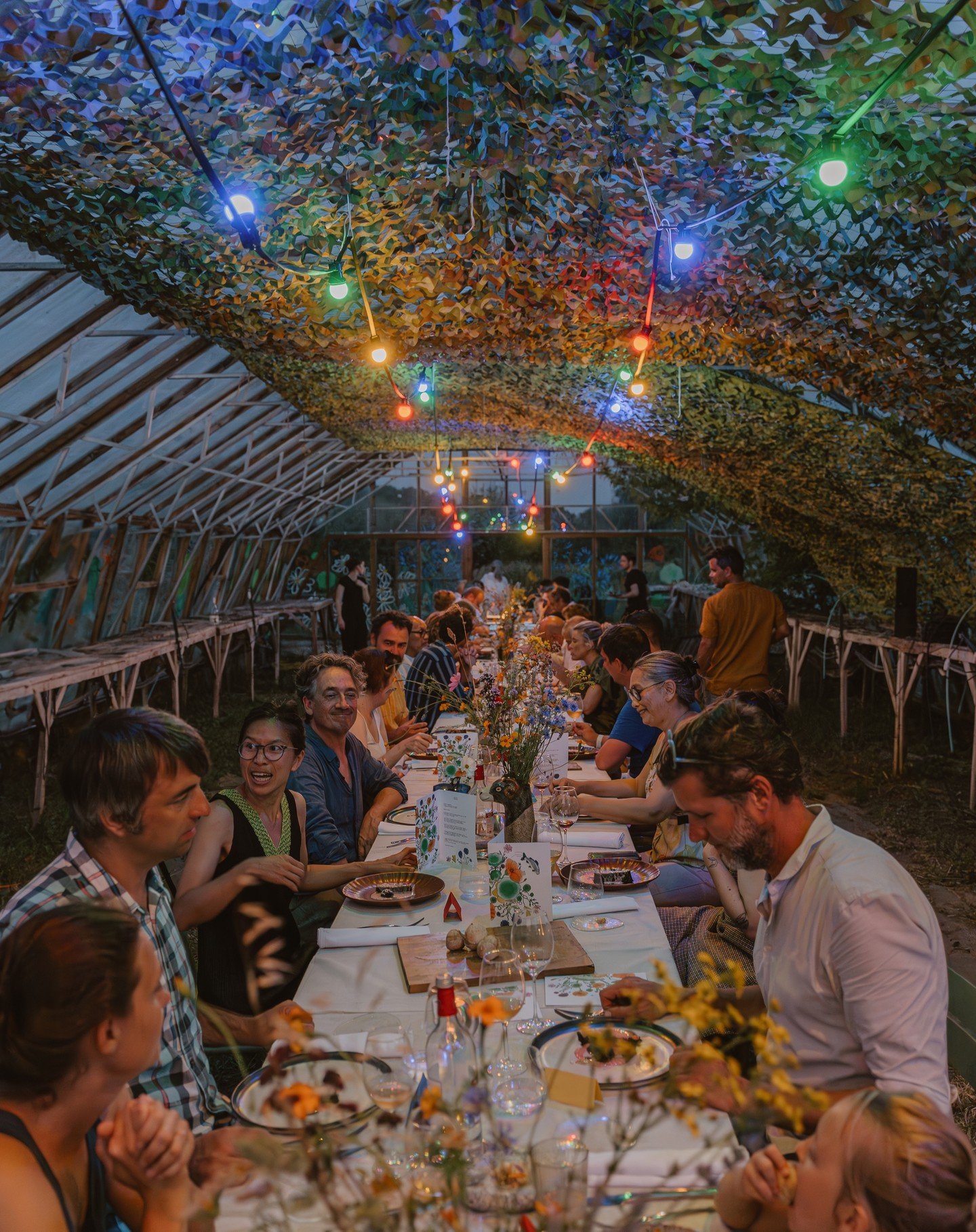 Retour en images 1/2 sur le dîner @restaurant_roselieres à la Ferme avec le vigneron @uncoinsurterre / @les_vins_du_chat.
Merci à @annezeum pour la direction artistique du menu et les magnifiques fleurs qui ornent désormais