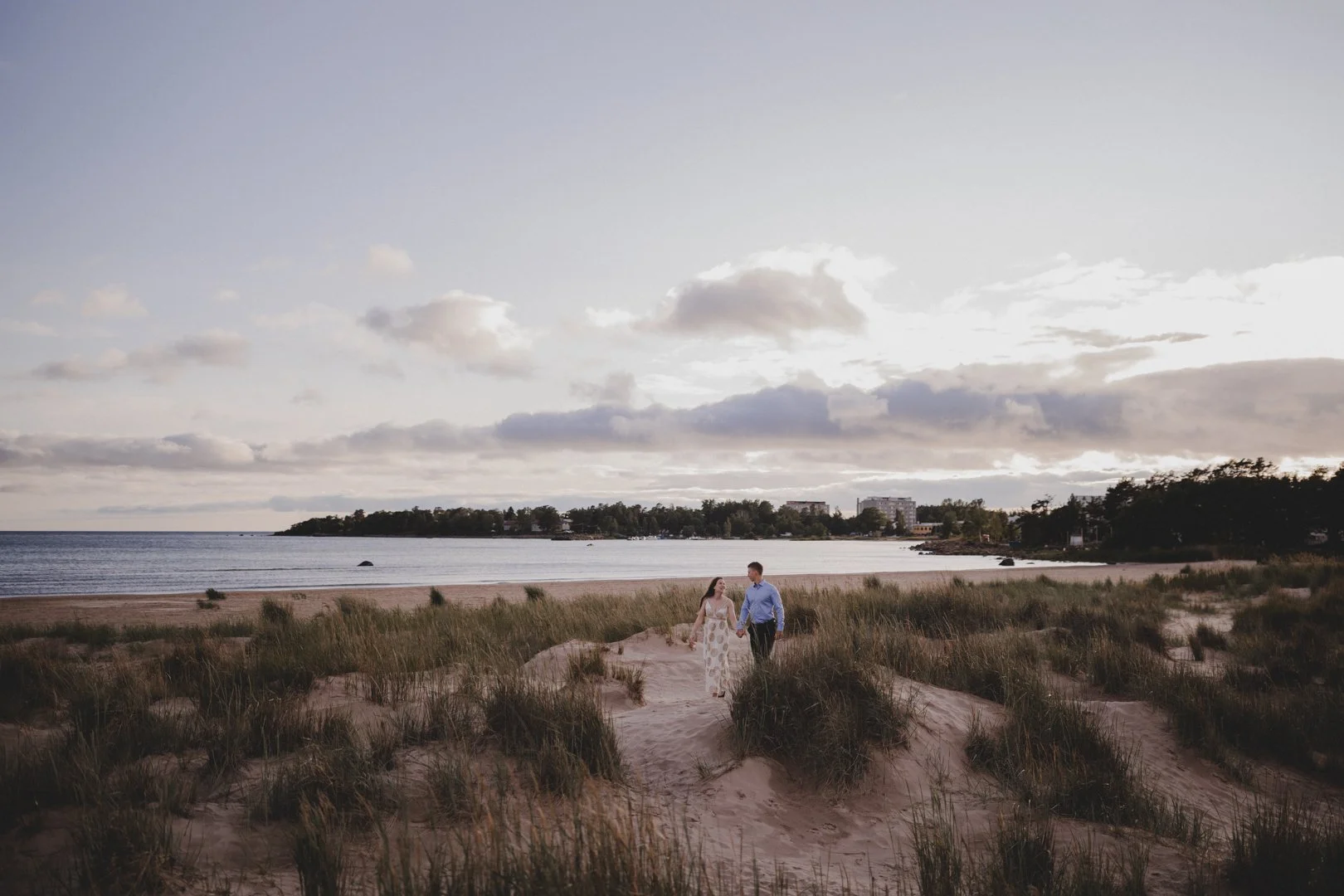 Pariskuntakuvaus Yyterin koirarannalla kesäiltana