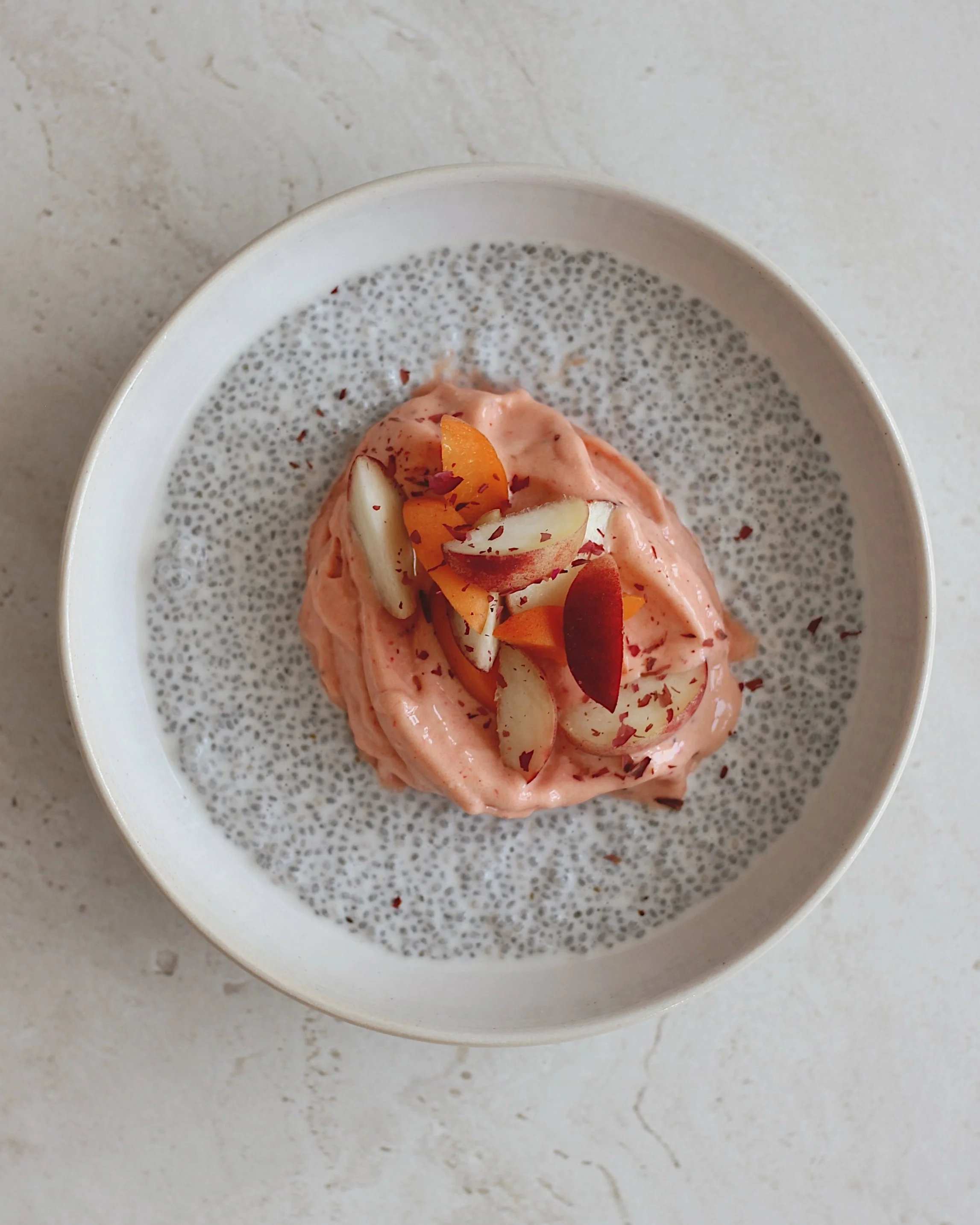 Creamy chiabowl med mango og jordbær