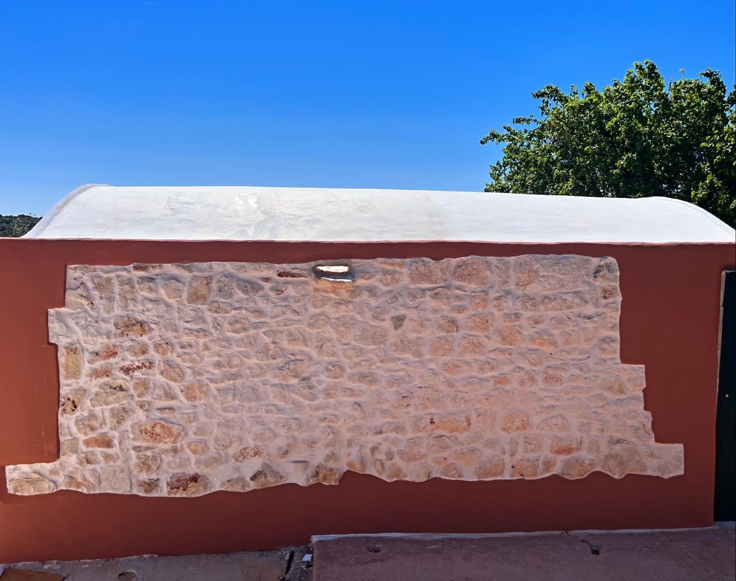 ONE SIDE of a #lamia bordered and plastered. This was my old studio and now a guest house on the property.

#puglia #puglialife #lamiavita #ristrutturazione #landscape #southernitaly