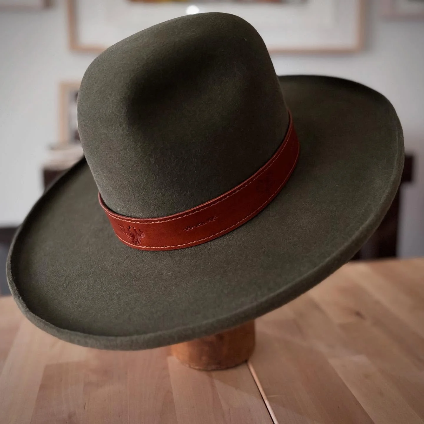 Montana hat with Desert Walk hat band. Handwoven fabric with leather hat band, prickly pear cactus with hand stitching. Soon available @dineh.co 💛🪶
#aghaahatco 
#hatmakersofelpaso 
#hatmakeraofelpasotx 
#smallbusiness
#nativeownedbusiness 
#nativeo