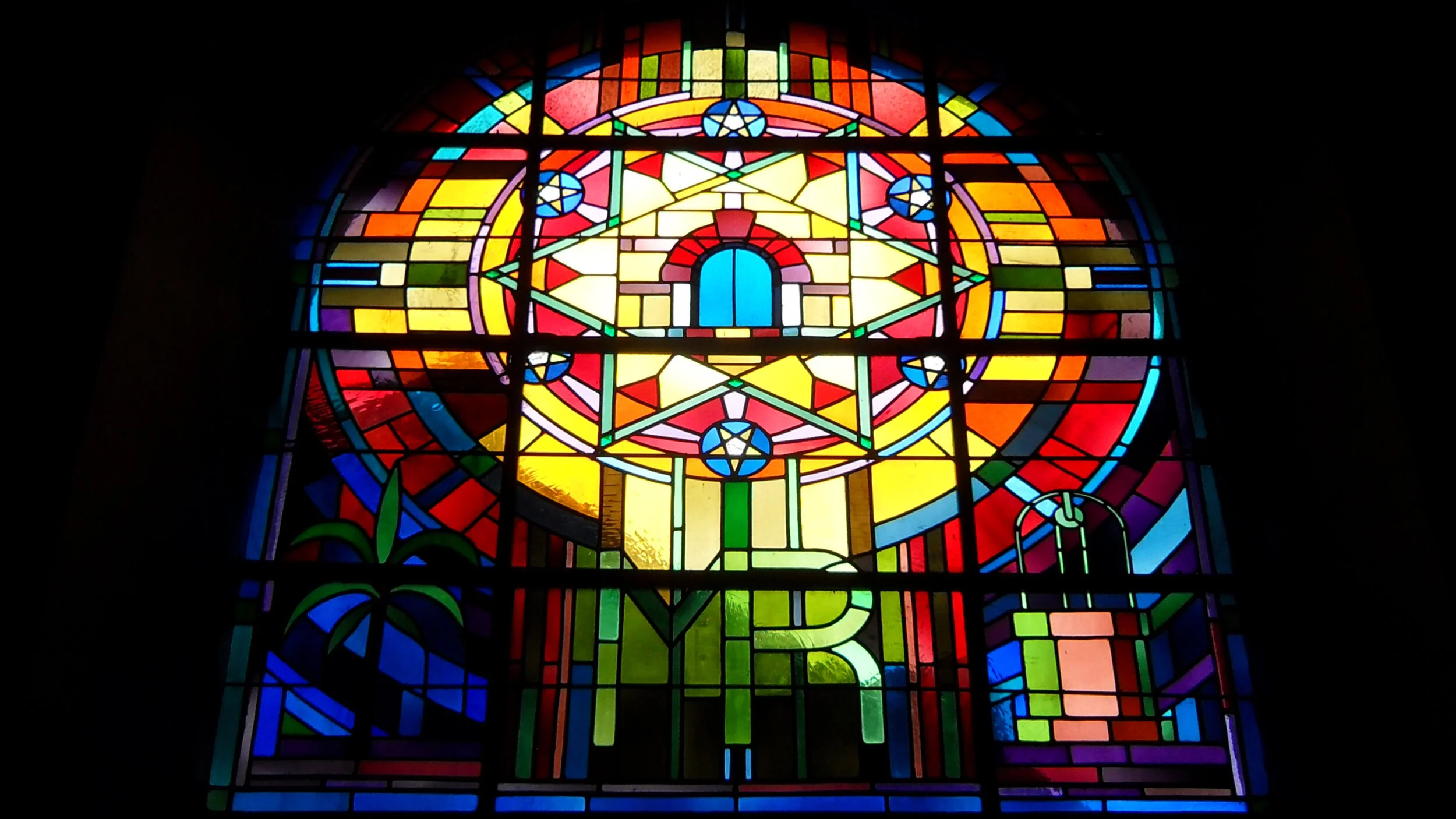 RESTORATION OF A ROSE WINDOW THAT WAS DESTROYED IN WORLD WAR II. BRITTANY, FRANCE 