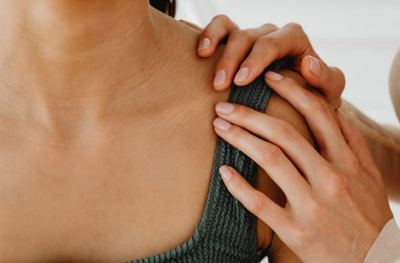       
  
     
 
 
 
 Why Your Shoulder Pain Might Be a Spine Problem in Disguise — Vertical Wellness 
 
 
  :root {
    --ink: #141414;
    --white: #FAFAFA;
    --deep: #2A1A4A;
    --deep-light: #F0EBF8;
    --rose: #C0392B;
    --mid: #666;
    