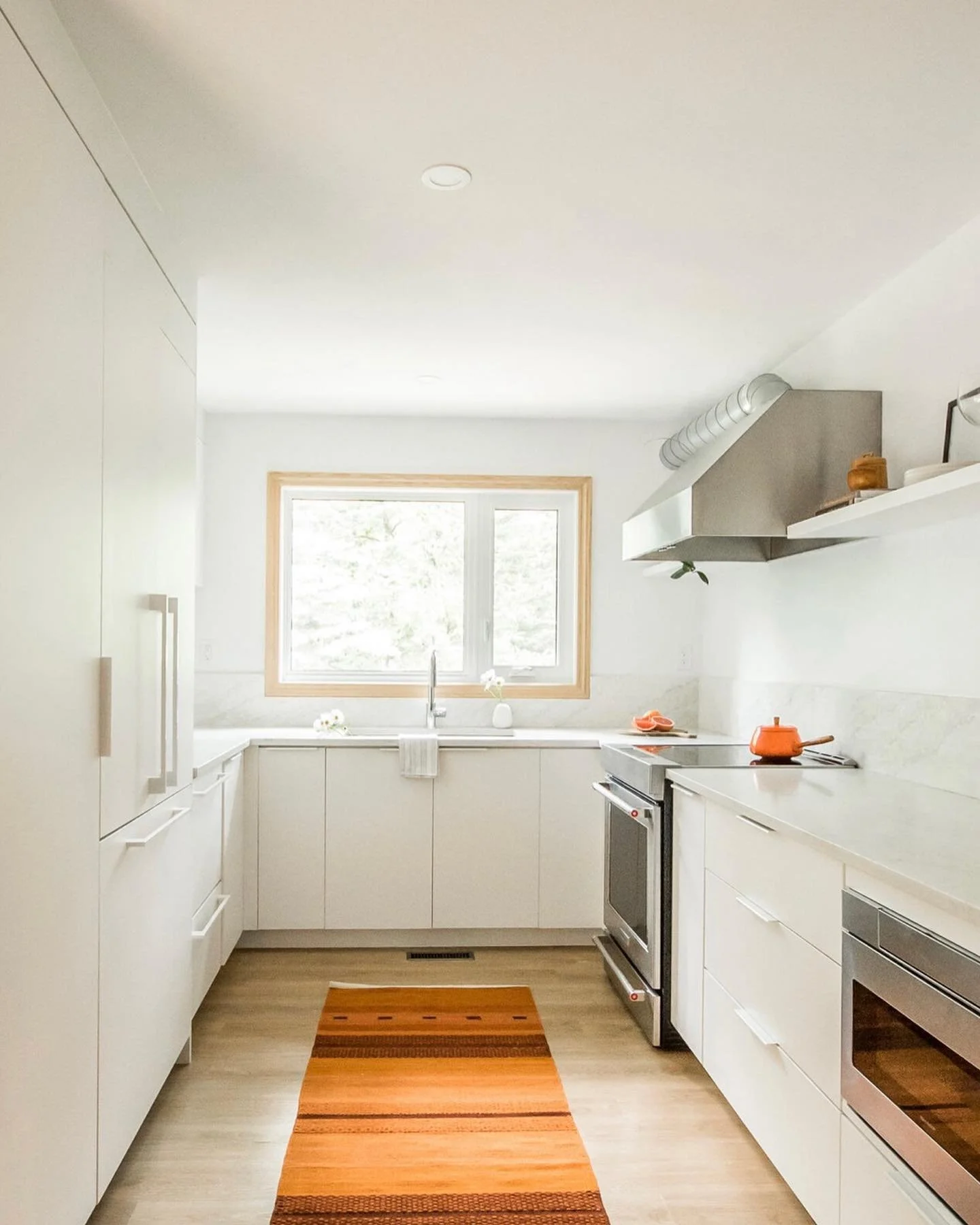 Hope you&rsquo;re all soaking up a little slice of summer this long weekend&hellip; too on the nose!? 🙃 throwing it back to this lovely kitchen at project Beethoven Bungalow || #zhd 
&bull;
&bull;
Build @basementpros 
Millwork @elmcreekcabinetryinc 