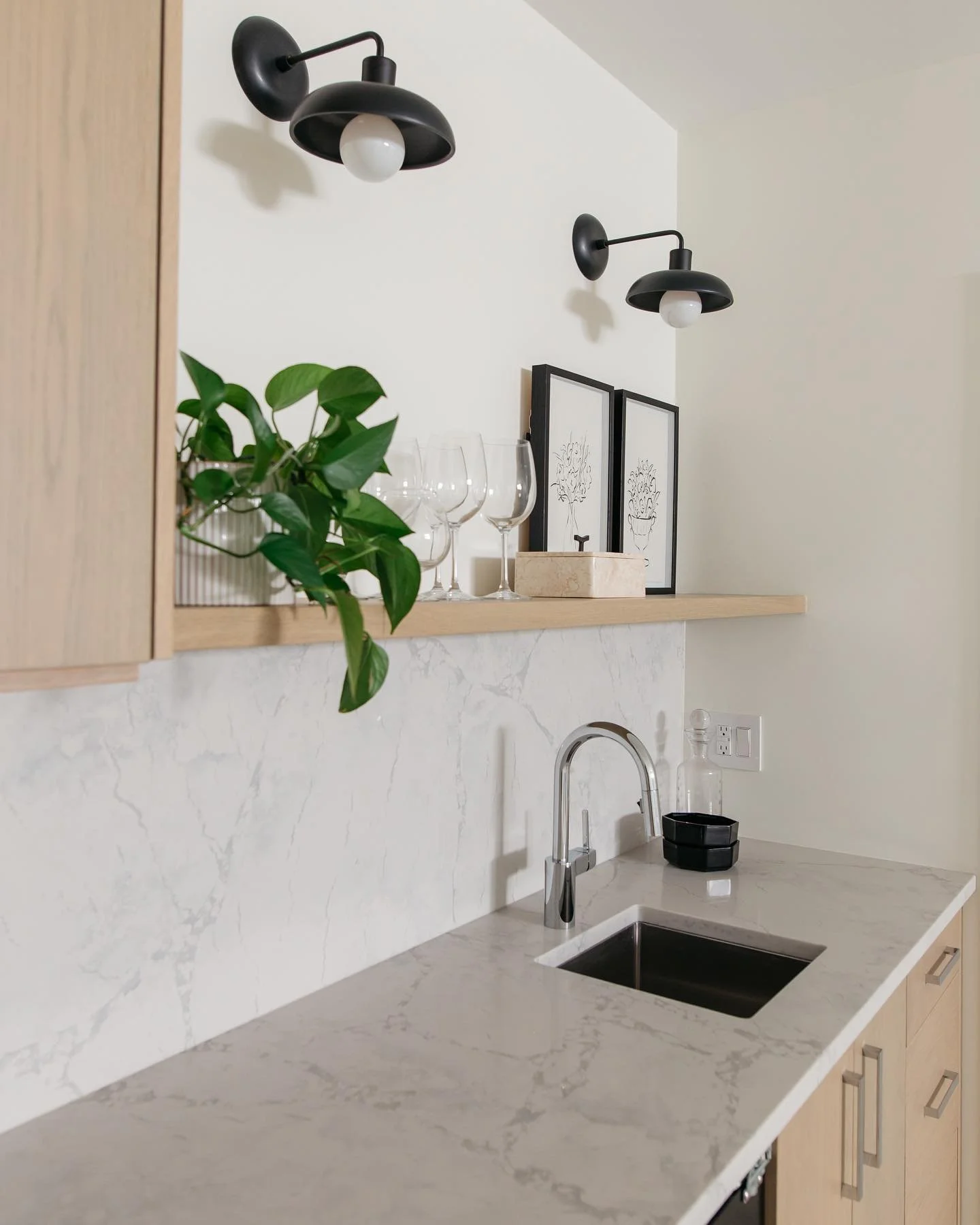 Bar at Project Modern Midcentury - happy weekend y&rsquo;all 🥂 || #zhd 
&bull;
&bull;
Build - @paragon.living 
Photography- @austin.mackay 
Millwork - @kroekercabinets