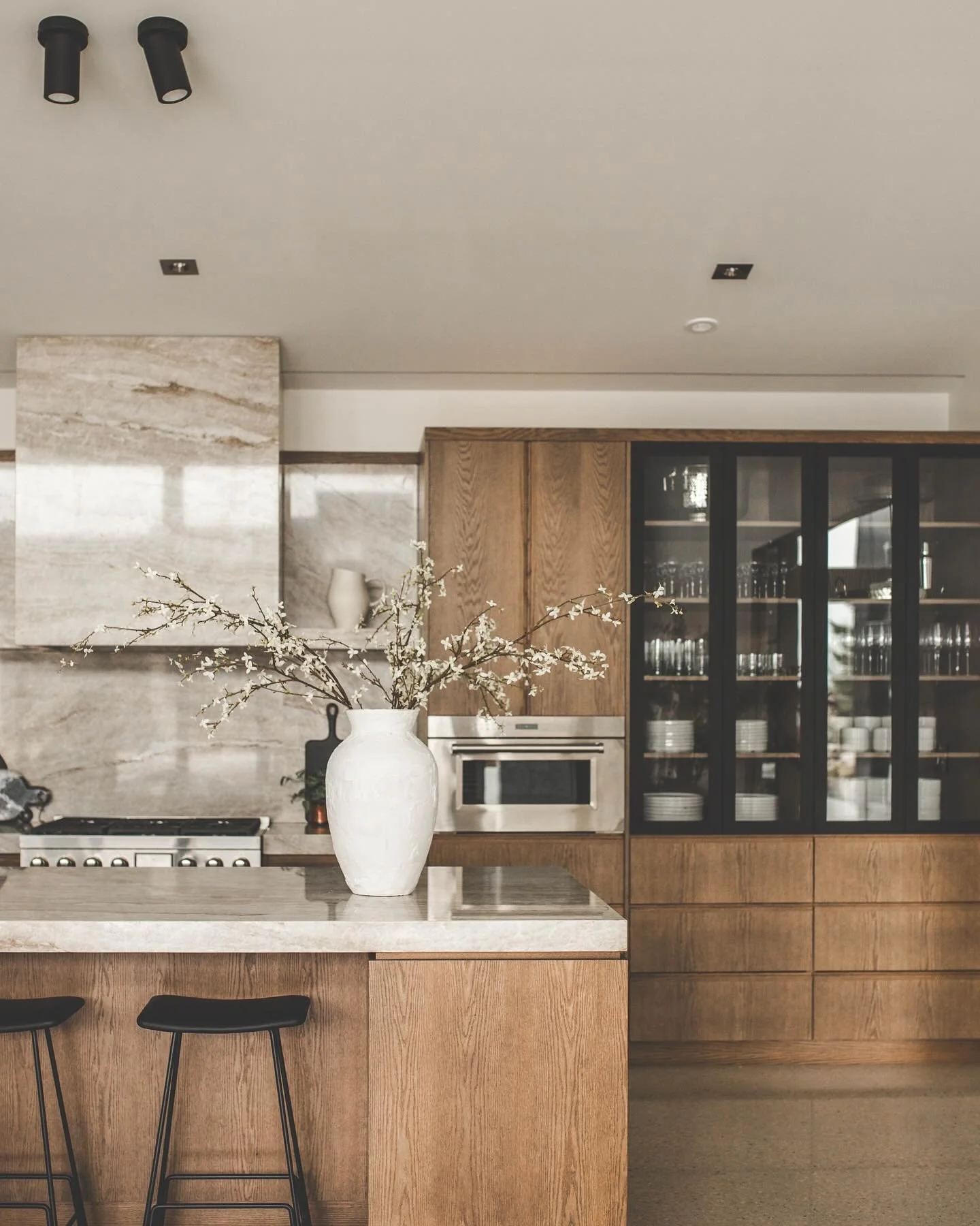 Our Loudon project is now posted on the website - this was a fun one || #zhd 

&bull;
&bull;
Build - @joelrodriguessss 
Interiors - @zoehenrydesigns 
Styling - @urbantreasuresshop 
Photography - @xandraphotography