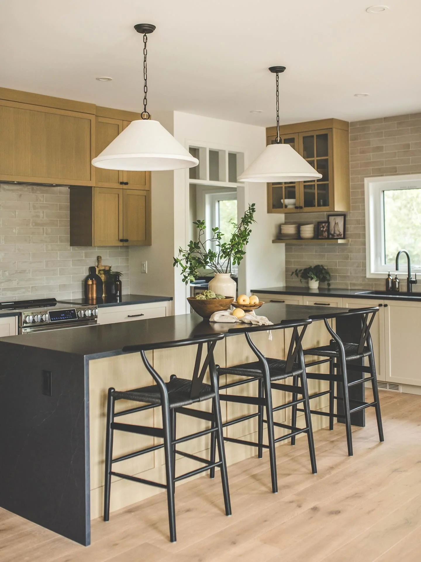 Excited to share our latest project - Henderson. It&rsquo;s up on the website now || #zhd 
&bull;
&bull;
Build - @dynastyhomeswpg 
Interiors - @zoehenrydesigns 
Styling - @urbantreasuresshop 
Photography - @xandraphotography