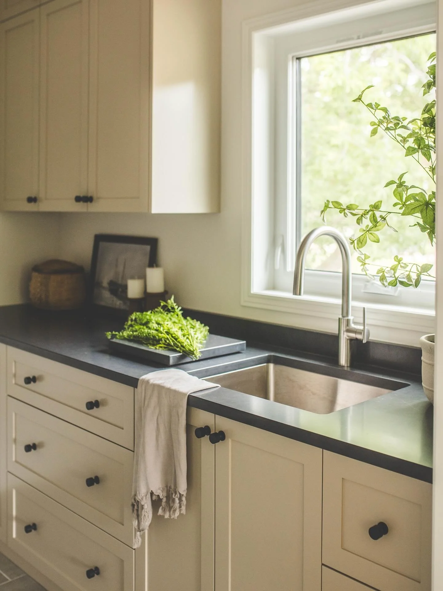 Sweet and simple pantry and project Henderson || #zhd 
&bull;
&bull;
Build - @dynastyhomeswpg 
Interiors - @zoehenrydesigns 
Styling - @urbantreasuresshop 
Photography - @xandraphotography