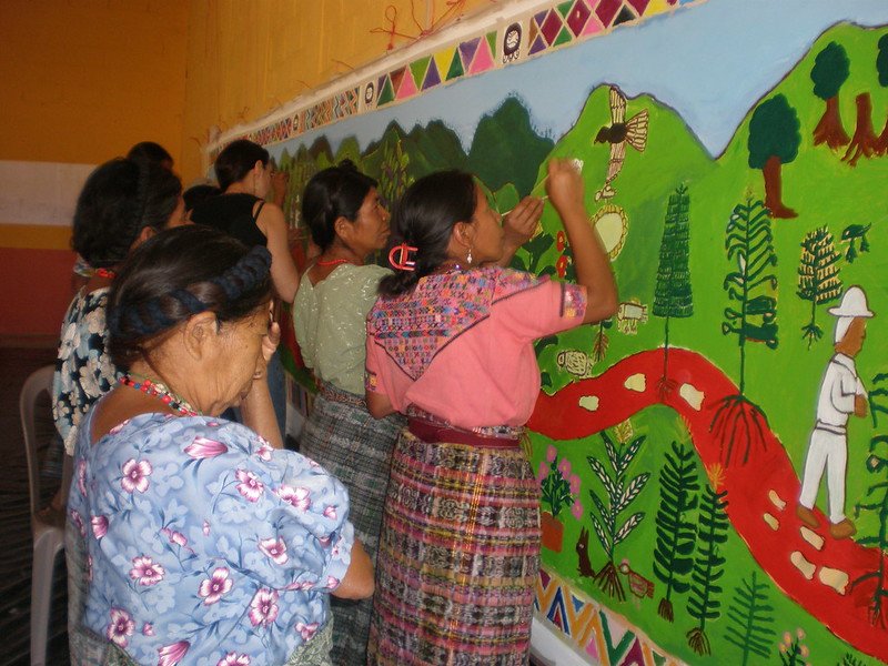 Artistas de Guatemala pintando mural de Rabinal 