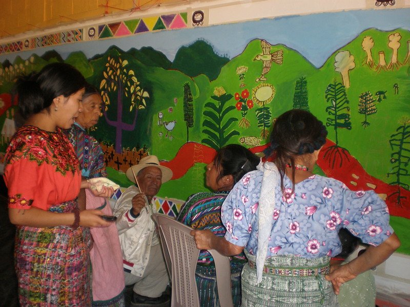 Artistas de Guatemala pintando mural de Rabinal 