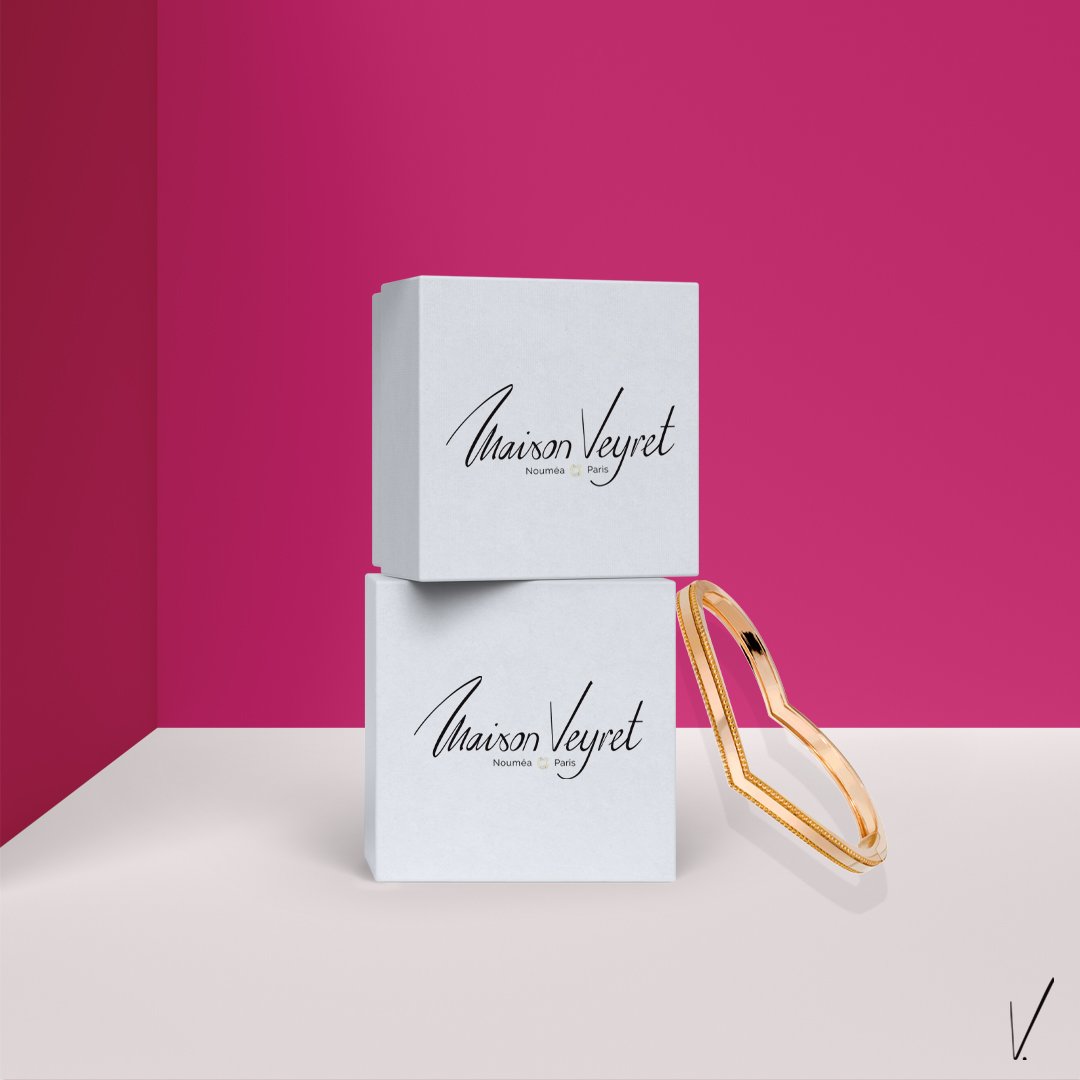 ✨ Quel serait votre moment parfait pour ce cadeau ?
Entre Paris et Noum&eacute;a, l&rsquo;&eacute;l&eacute;gance voyage.
Offrir Maison Veyret, c&rsquo;est offrir un bijou charg&eacute; d&rsquo;intention, pens&eacute; pour durer, con&ccedil;u pour bri